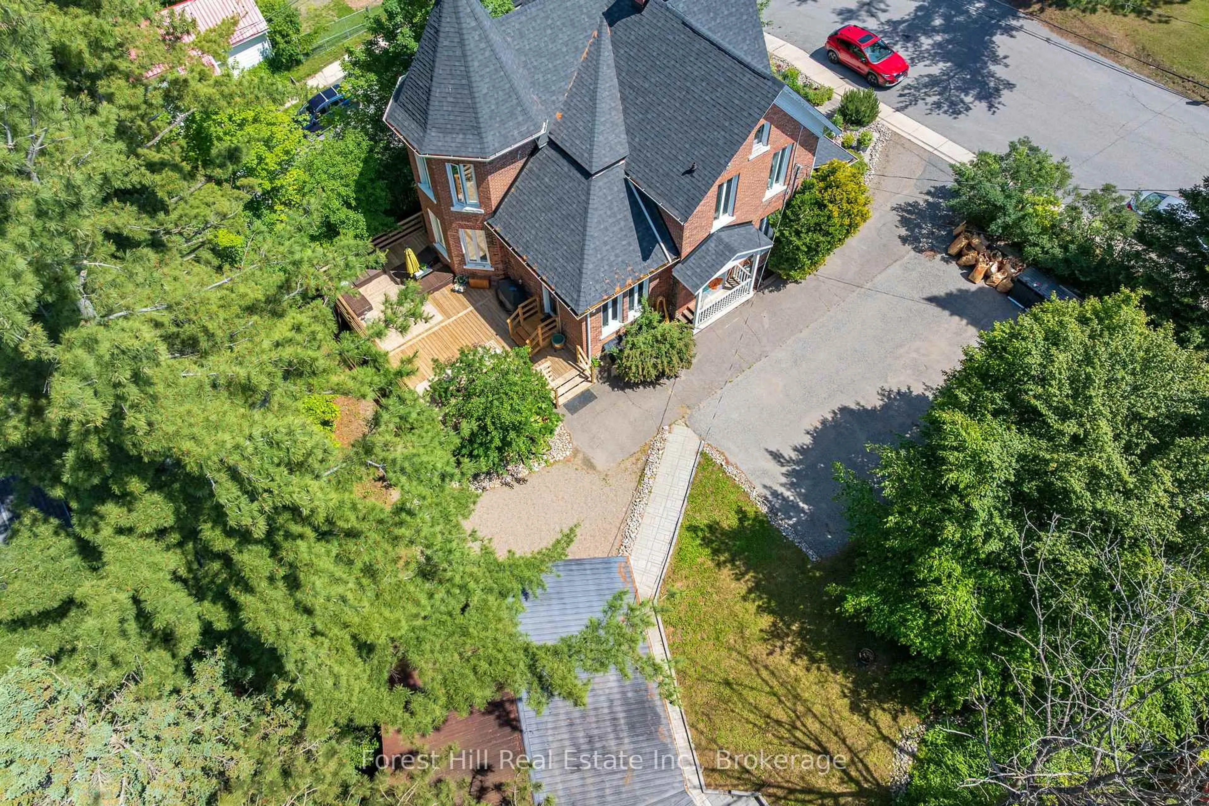 A pic from outside/outdoor area/front of a property/back of a property/a pic from drone, street for 5 Lorne St, Huntsville Ontario P1H 2G1