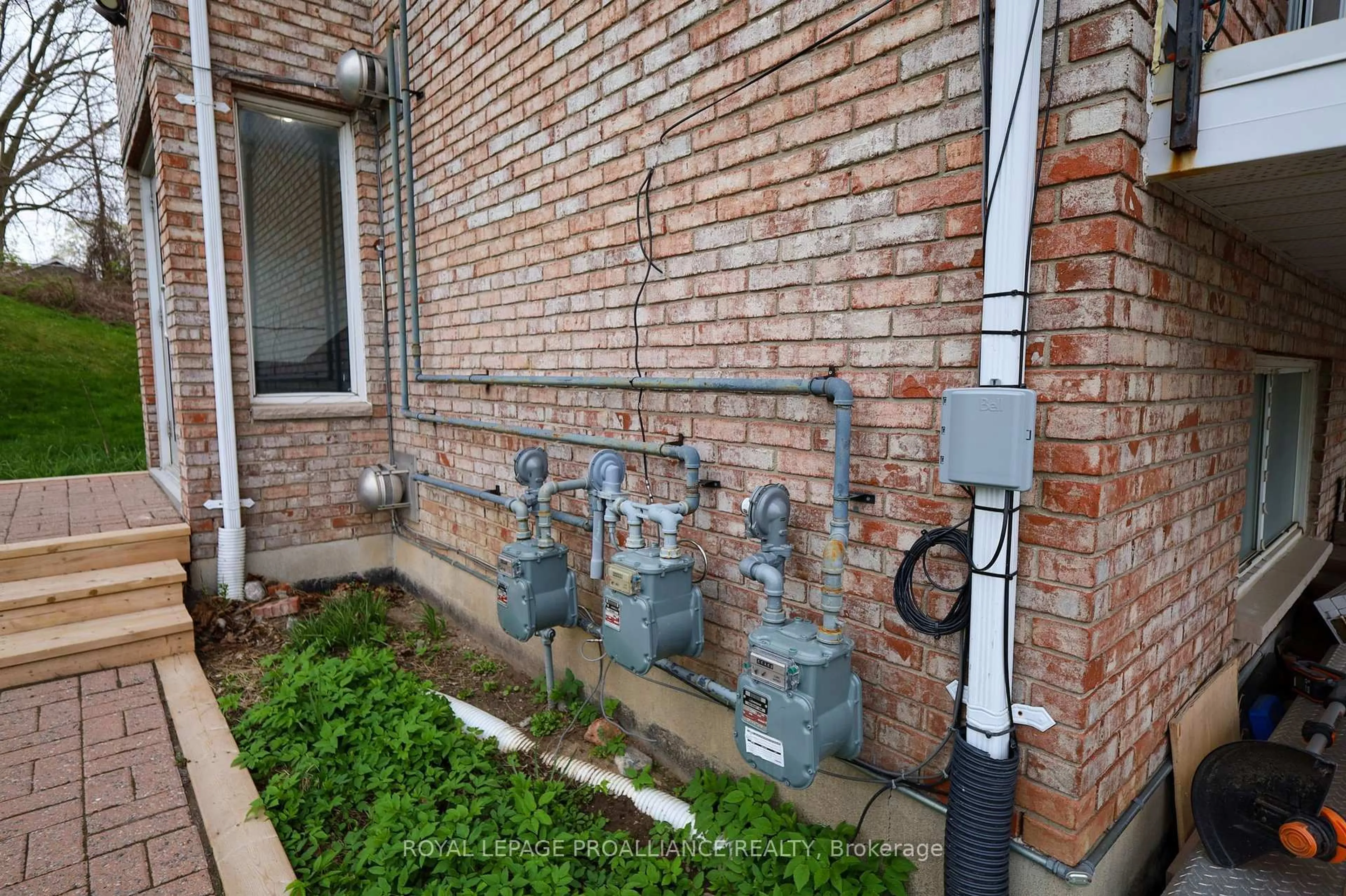 Patio, street for 60 Wallbridge Cres, Belleville Ontario K8P 1Z4