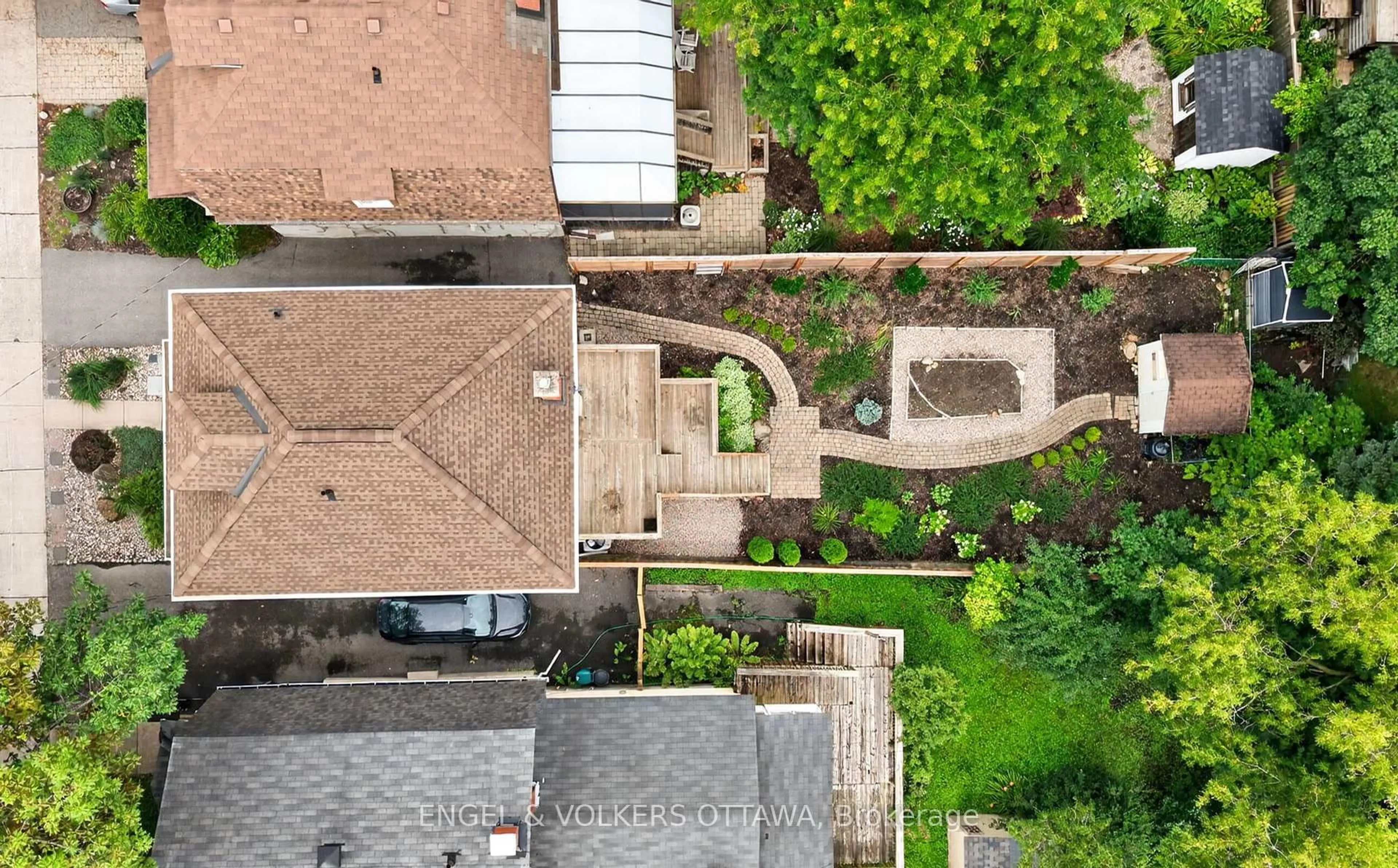 A pic from outside/outdoor area/front of a property/back of a property/a pic from drone, street for 75 Ross Ave, Ottawa Ontario K1Y 0N6