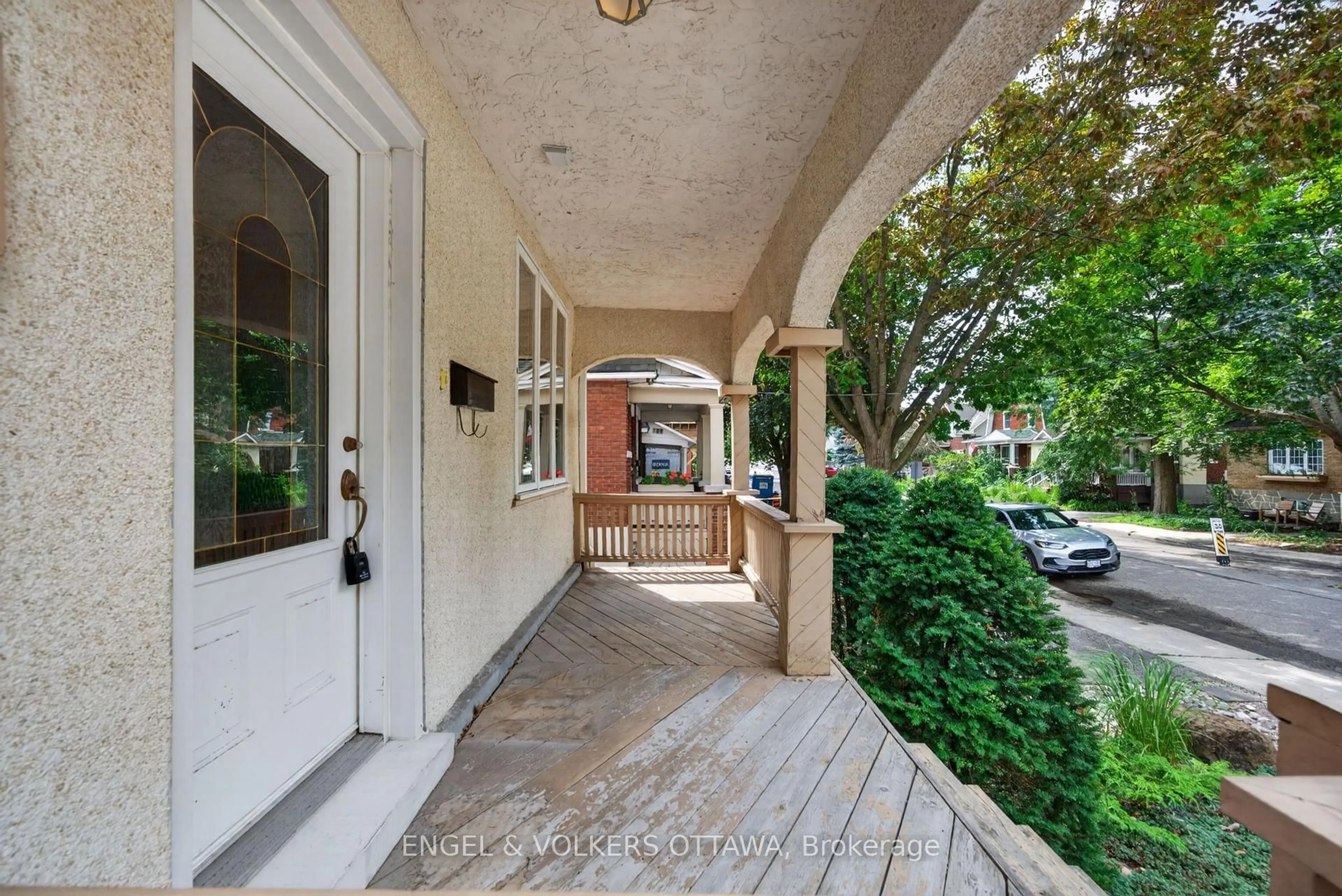 Indoor entryway for 75 Ross Ave, Ottawa Ontario K1Y 0N6