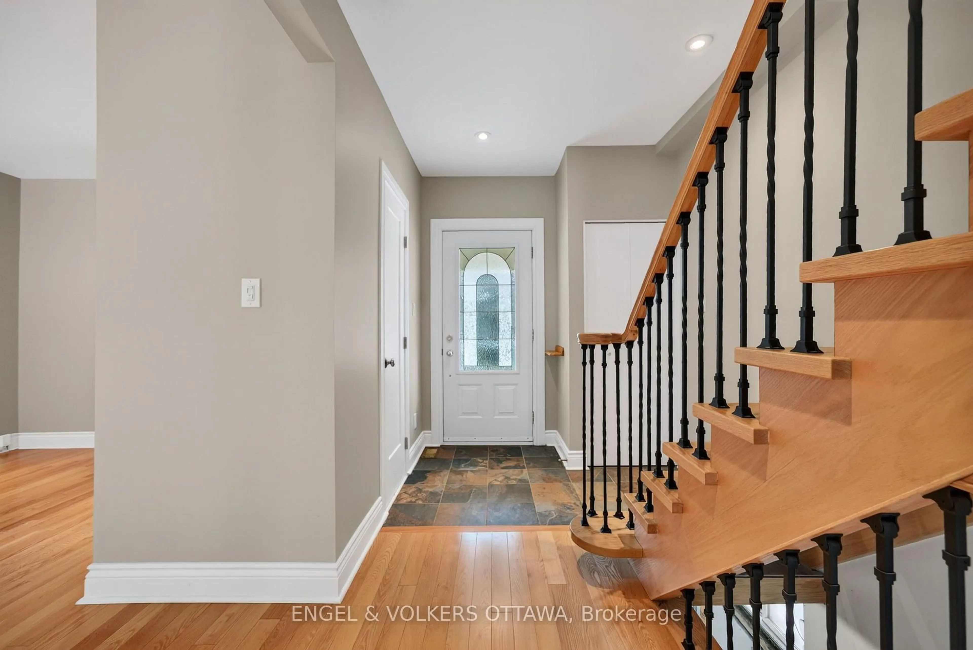Indoor entryway for 75 Ross Ave, Ottawa Ontario K1Y 0N6