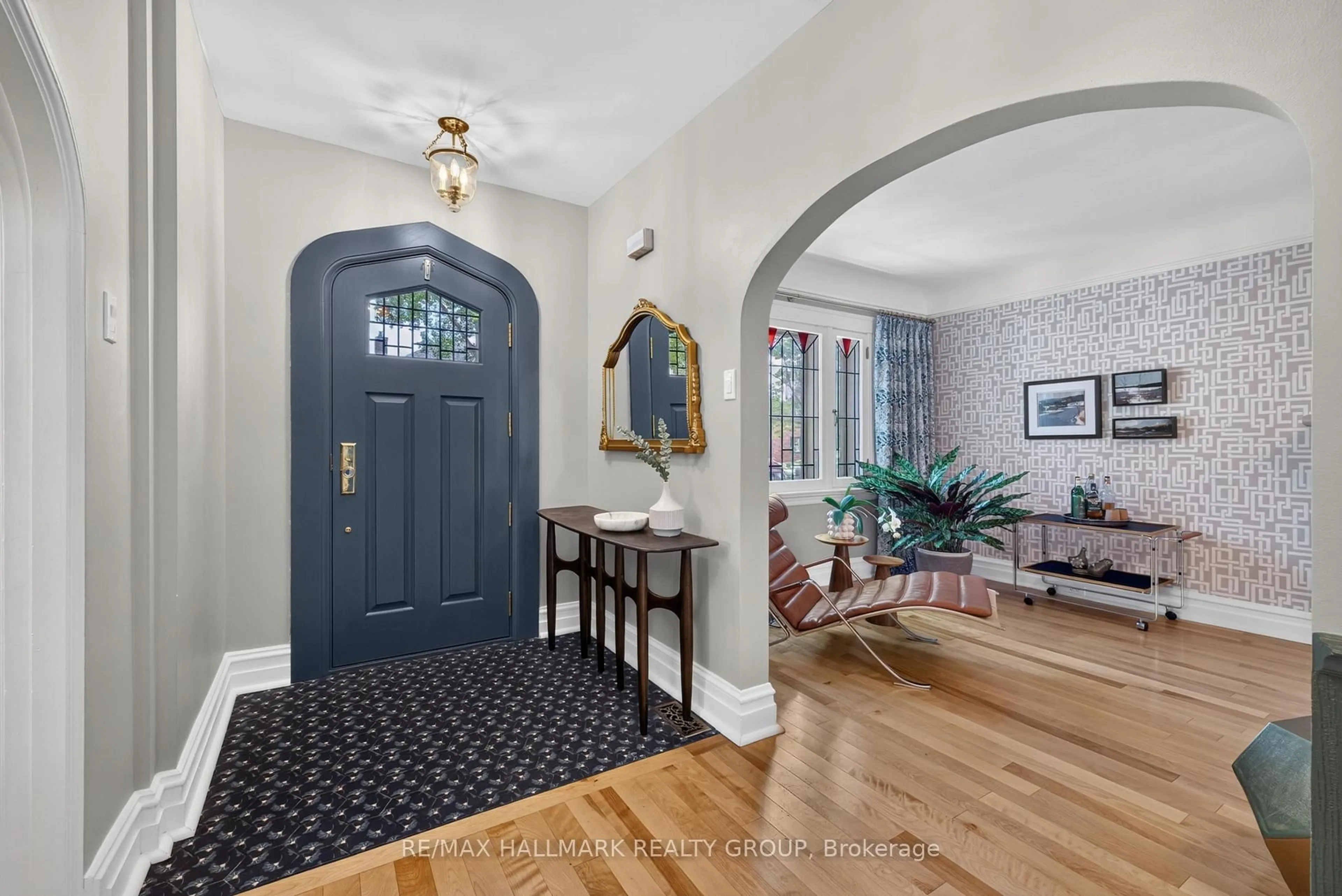 Indoor entryway for 406 Huron Ave, Ottawa Ontario K1Y 0X1