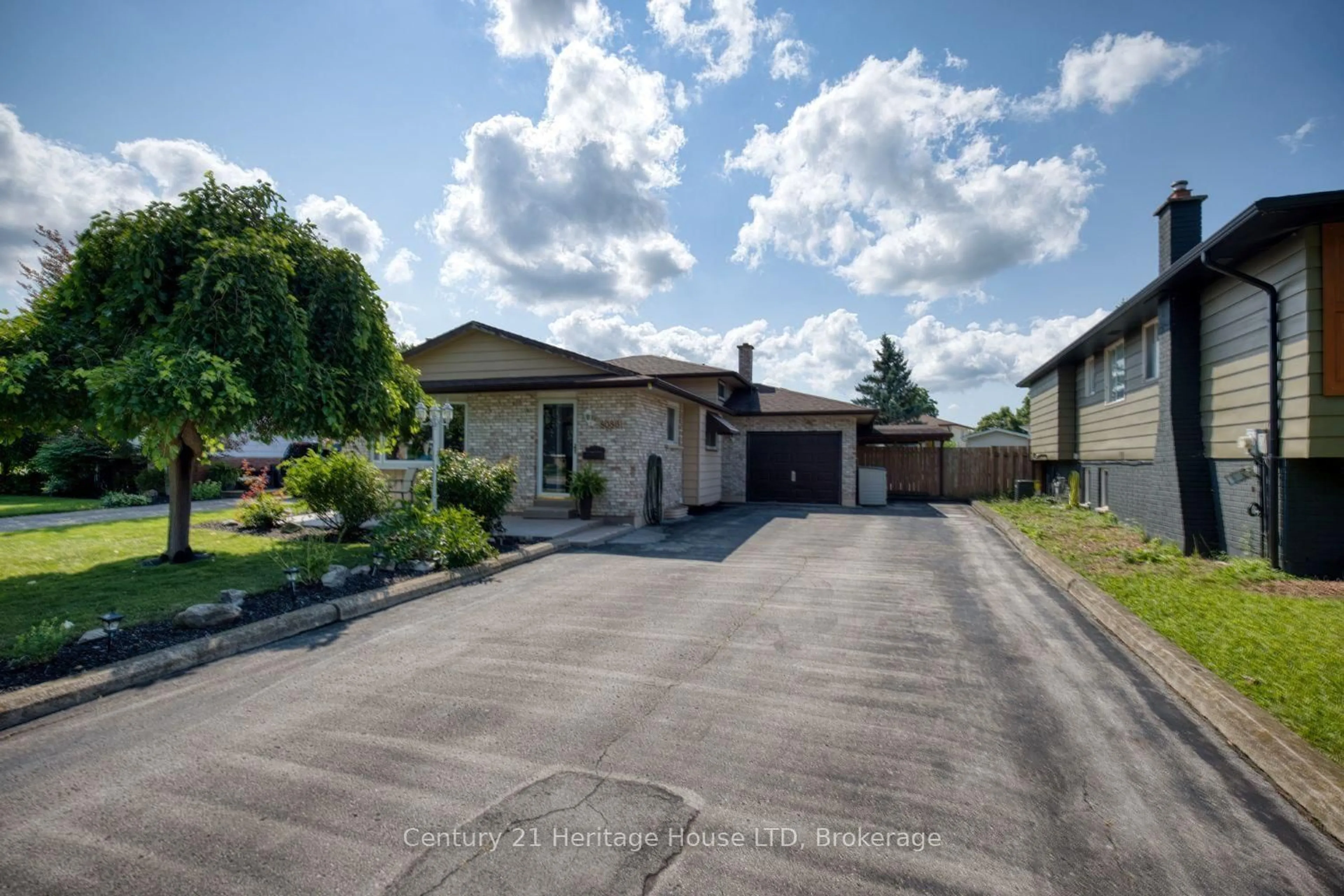 A pic from outside/outdoor area/front of a property/back of a property/a pic from drone, street for 8086 Paddock Trail Dr, Niagara Falls Ontario L2H 1X3