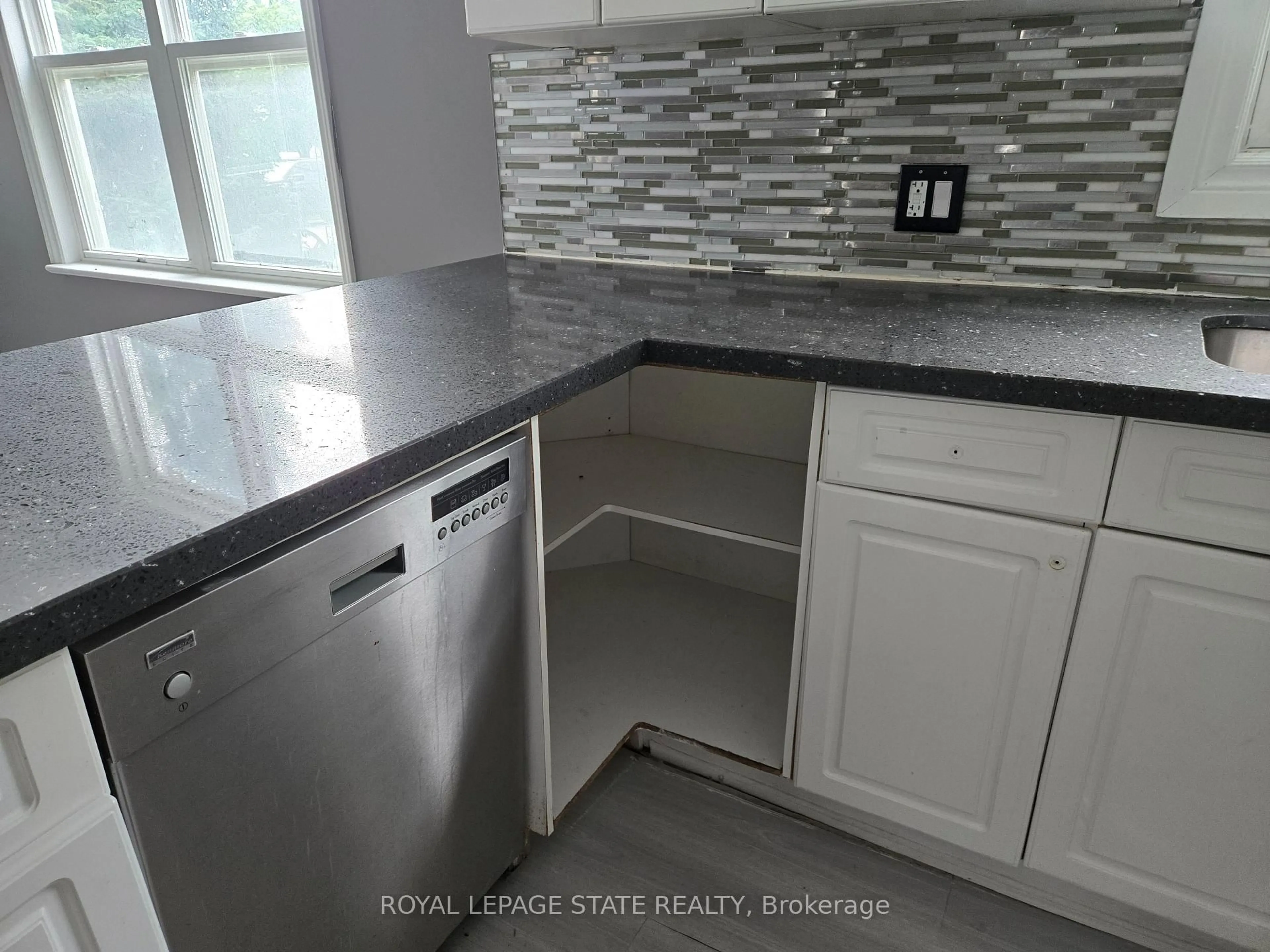 Standard kitchen, ceramic/tile floor for 6269 Franklin Ave, Niagara Falls Ontario L2G 4Z4