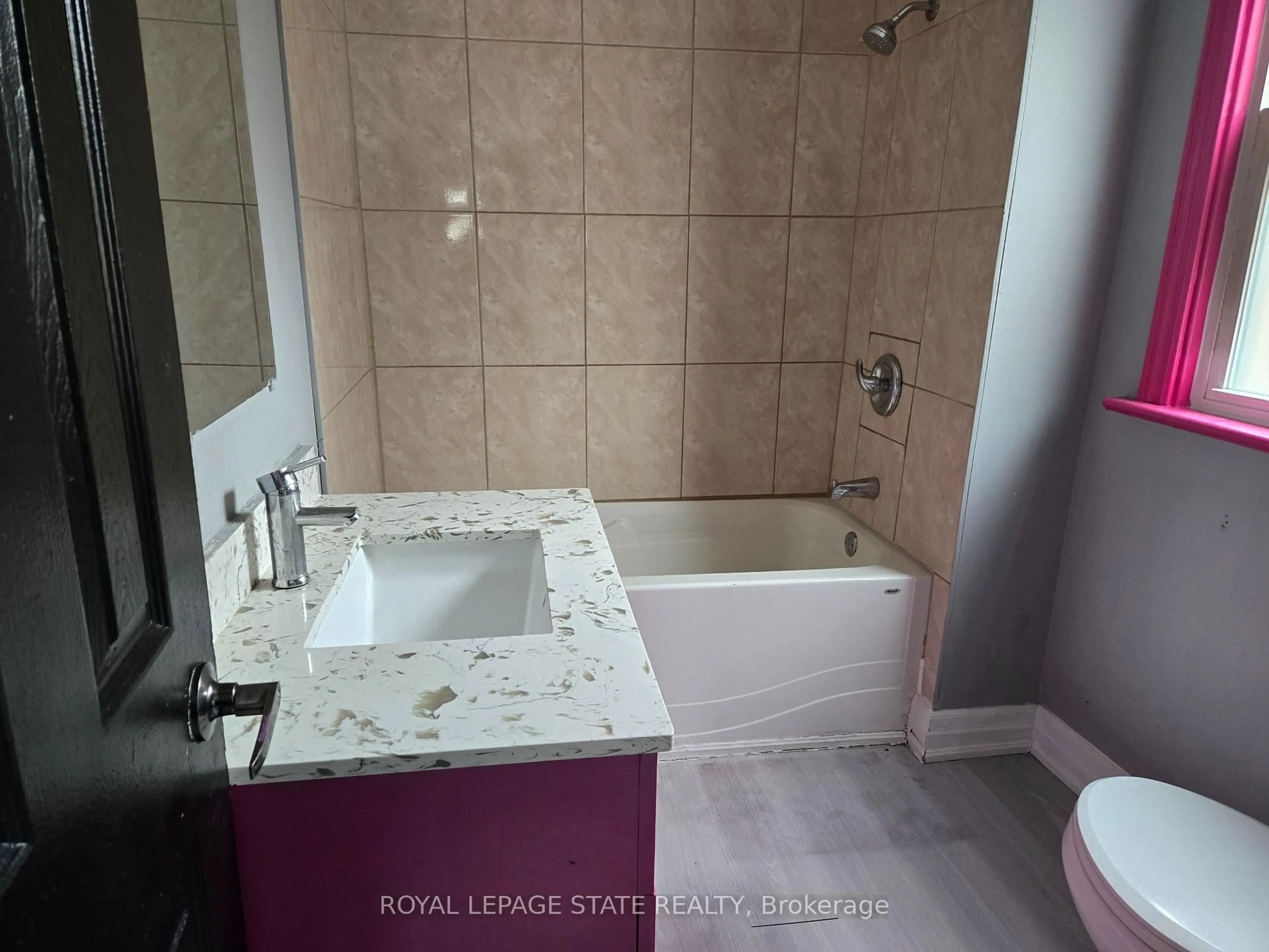 Standard bathroom, ceramic/tile floor for 6269 Franklin Ave, Niagara Falls Ontario L2G 4Z4