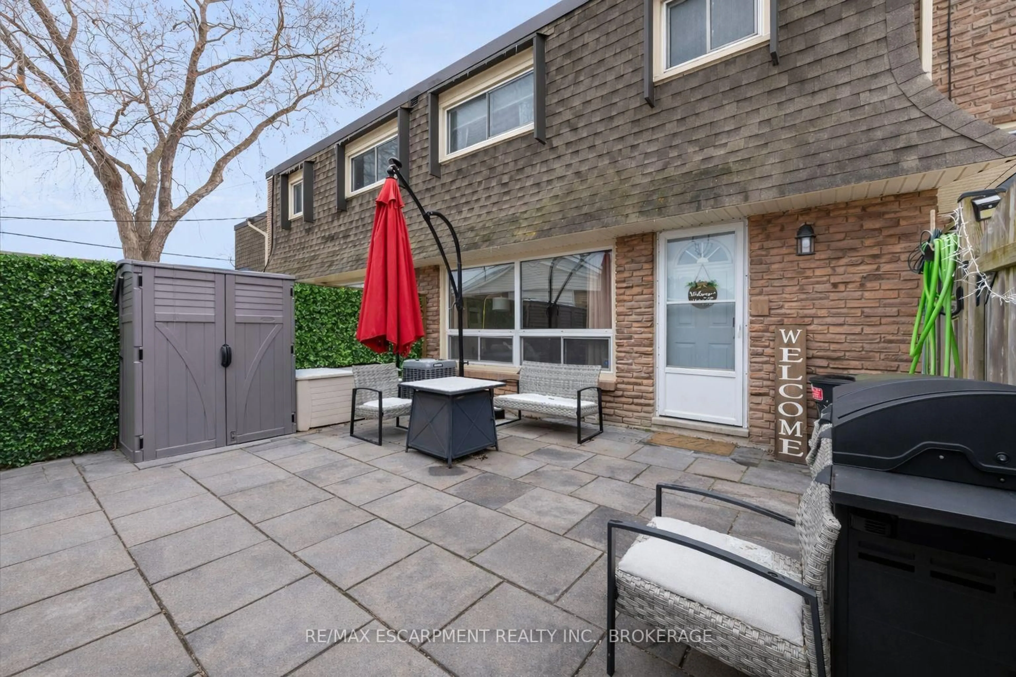 A pic from outside/outdoor area/front of a property/back of a property/a pic from drone, street for 5 Viking Crt #301, Grimsby Ontario L3M 3T8