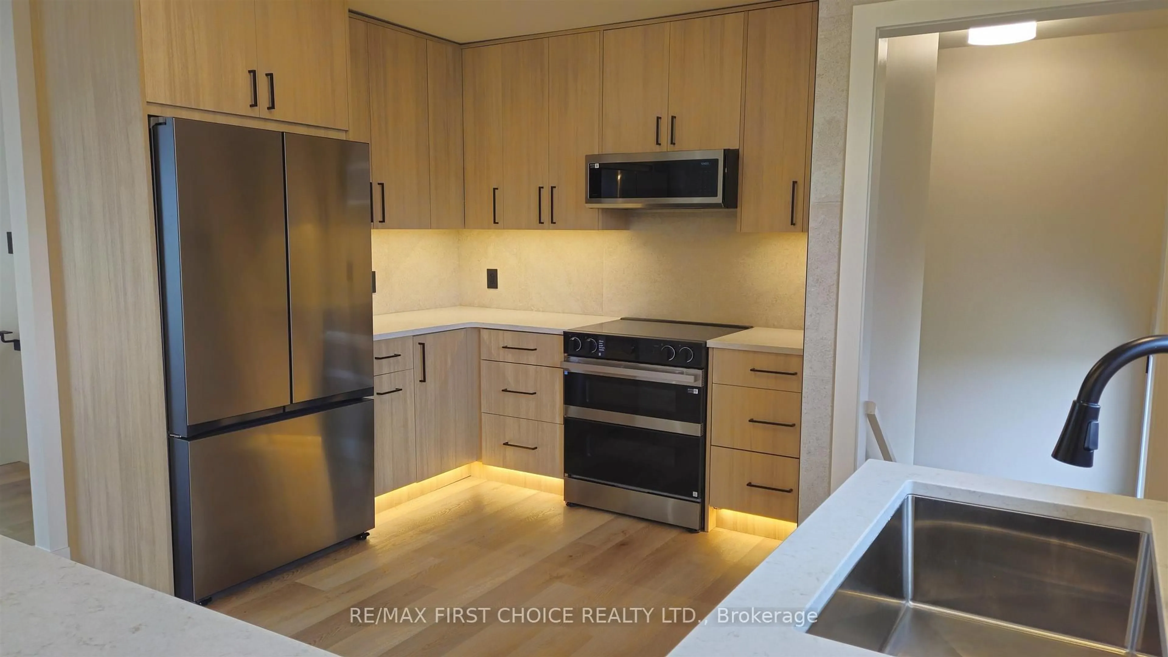Standard kitchen, unknown for 72 Brent St, Thunder Bay Ontario P7A 5T6