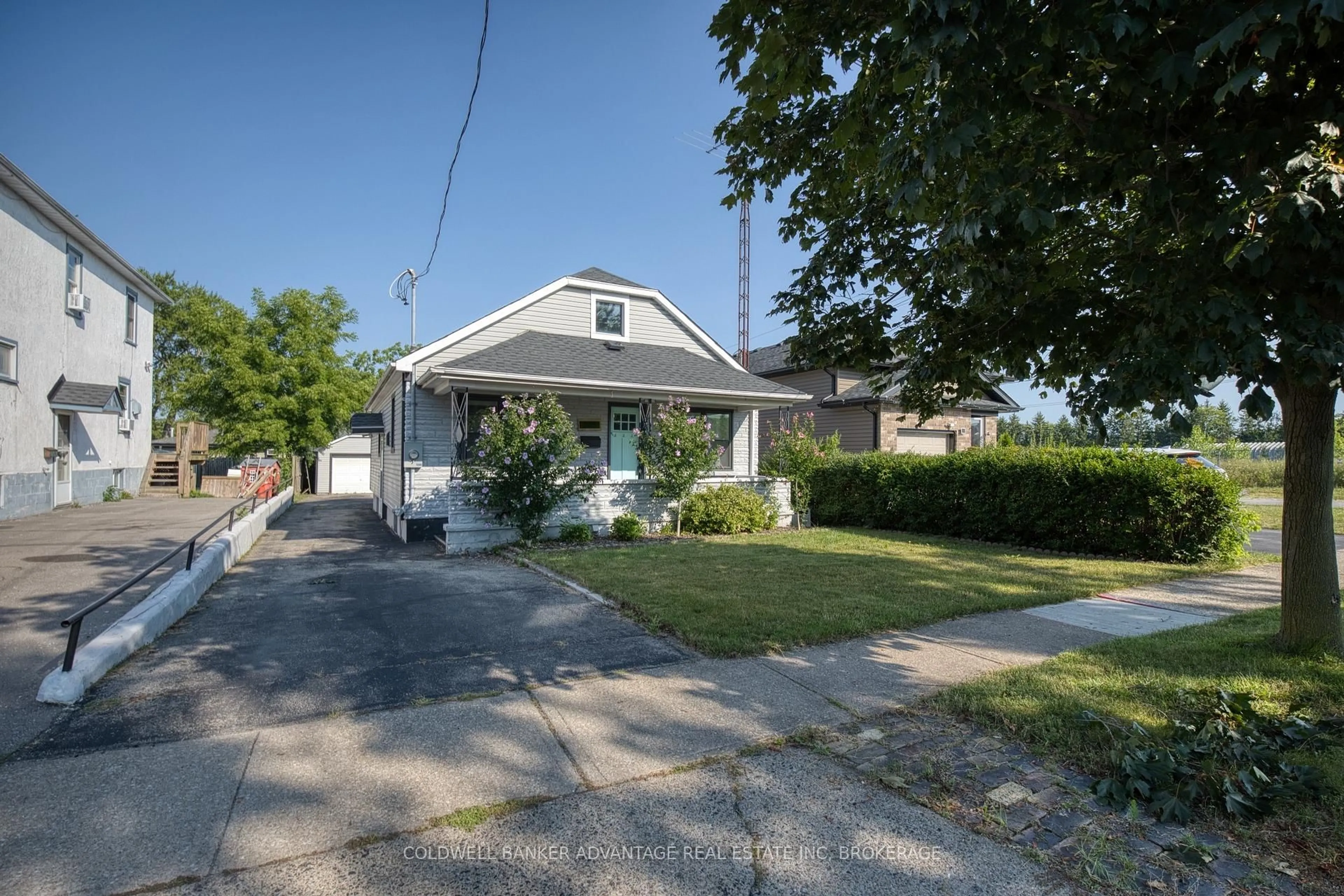 A pic from outside/outdoor area/front of a property/back of a property/a pic from drone, street for 205 Ross St, Welland Ontario L3B 2N4