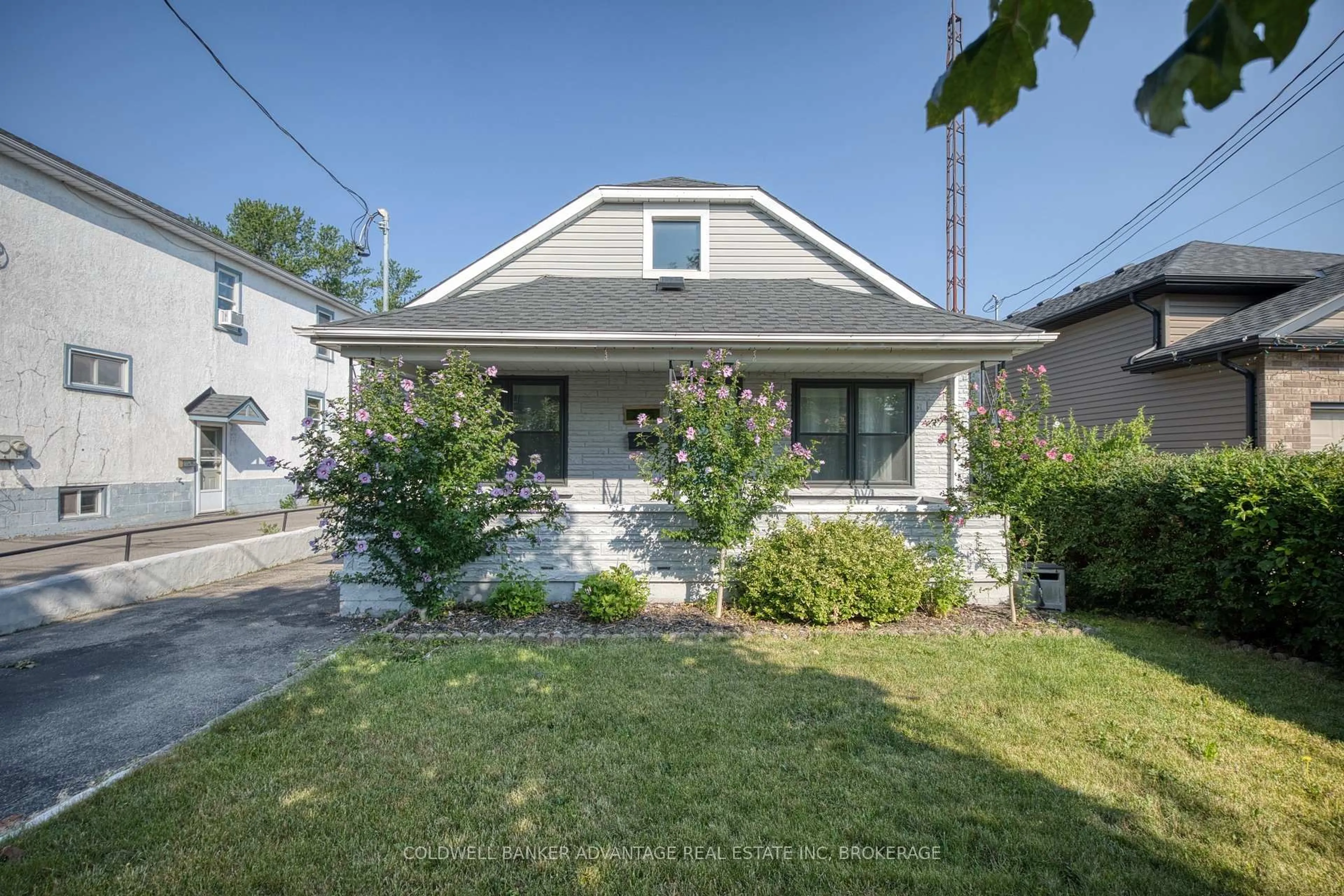 Home with vinyl exterior material, street for 205 Ross St, Welland Ontario L3B 2N4