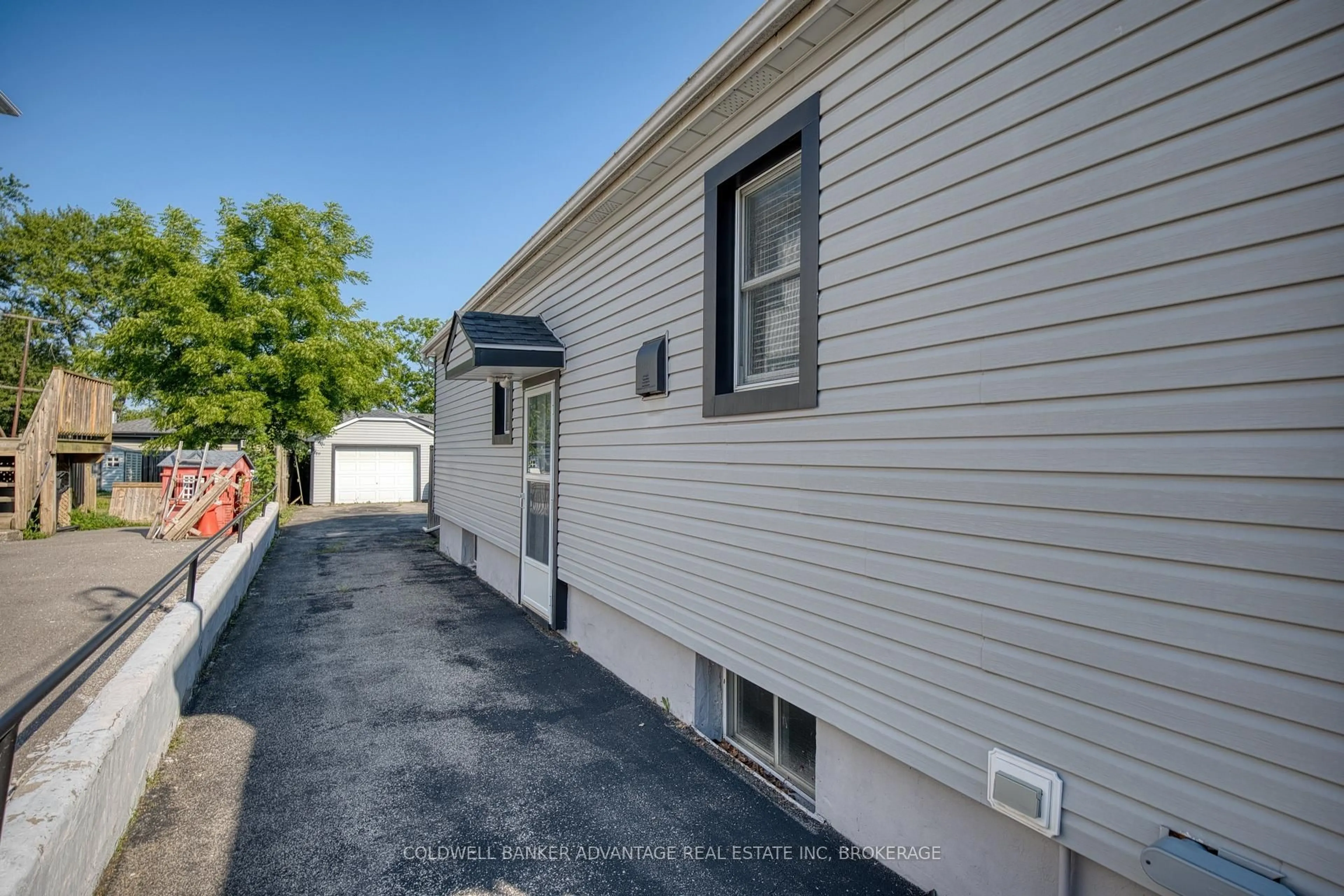 Home with vinyl exterior material, street for 205 Ross St, Welland Ontario L3B 2N4