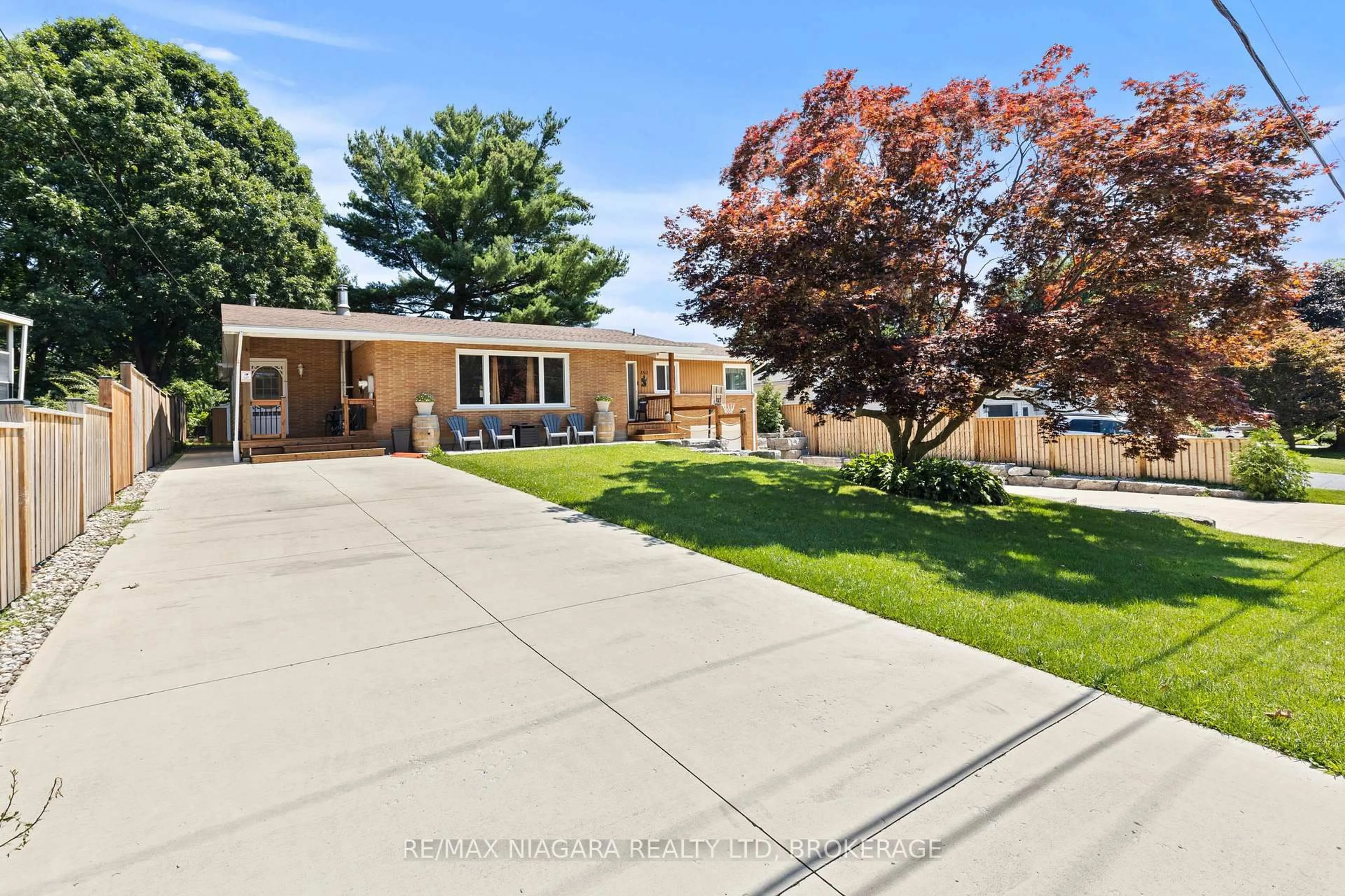 A pic from outside/outdoor area/front of a property/back of a property/a pic from drone, street for 1161 Haist St, Pelham Ontario L0S 1E2