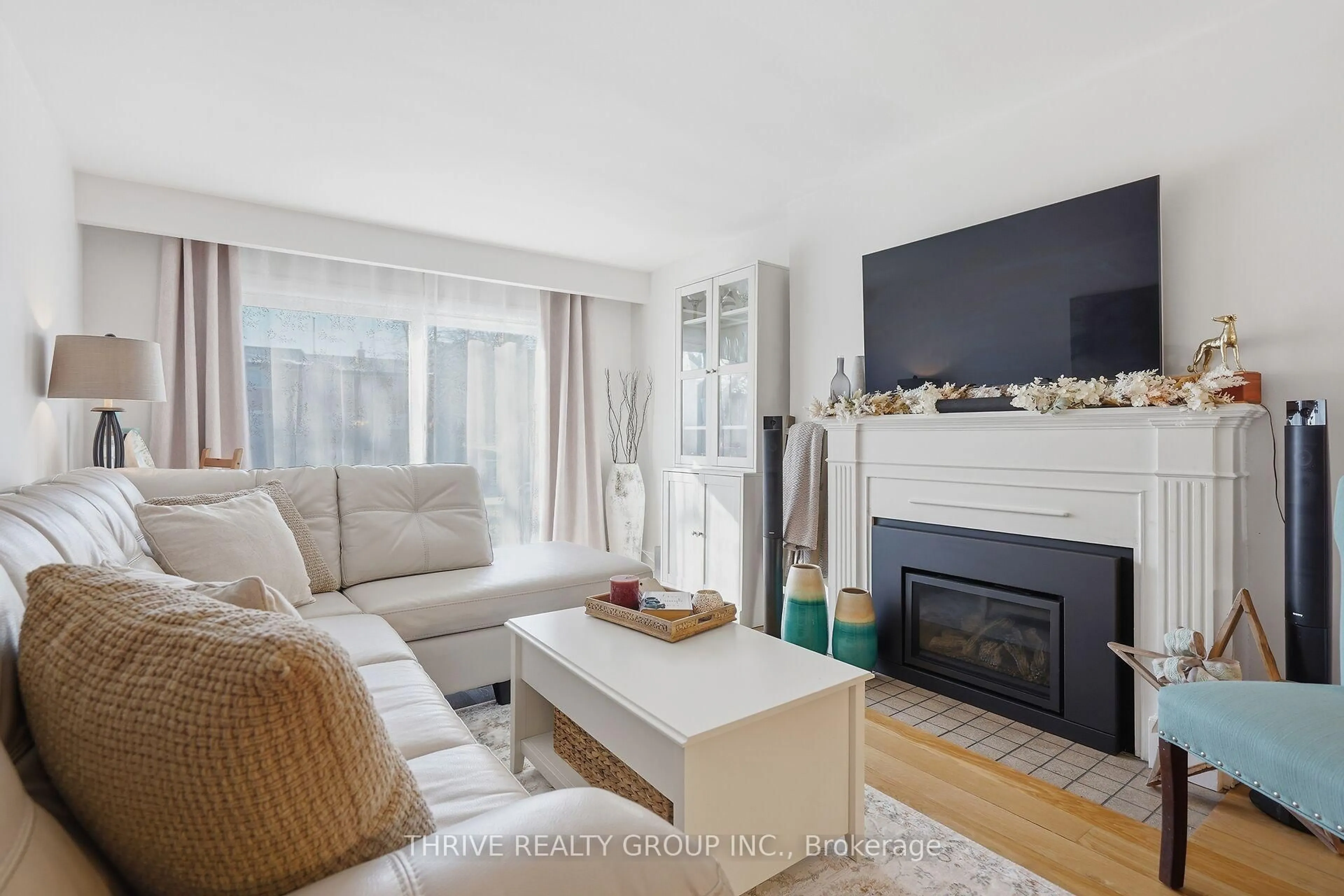 Living room with furniture, wood/laminate floor for 12 Guildwood Walk, London North Ontario N6H 3X2