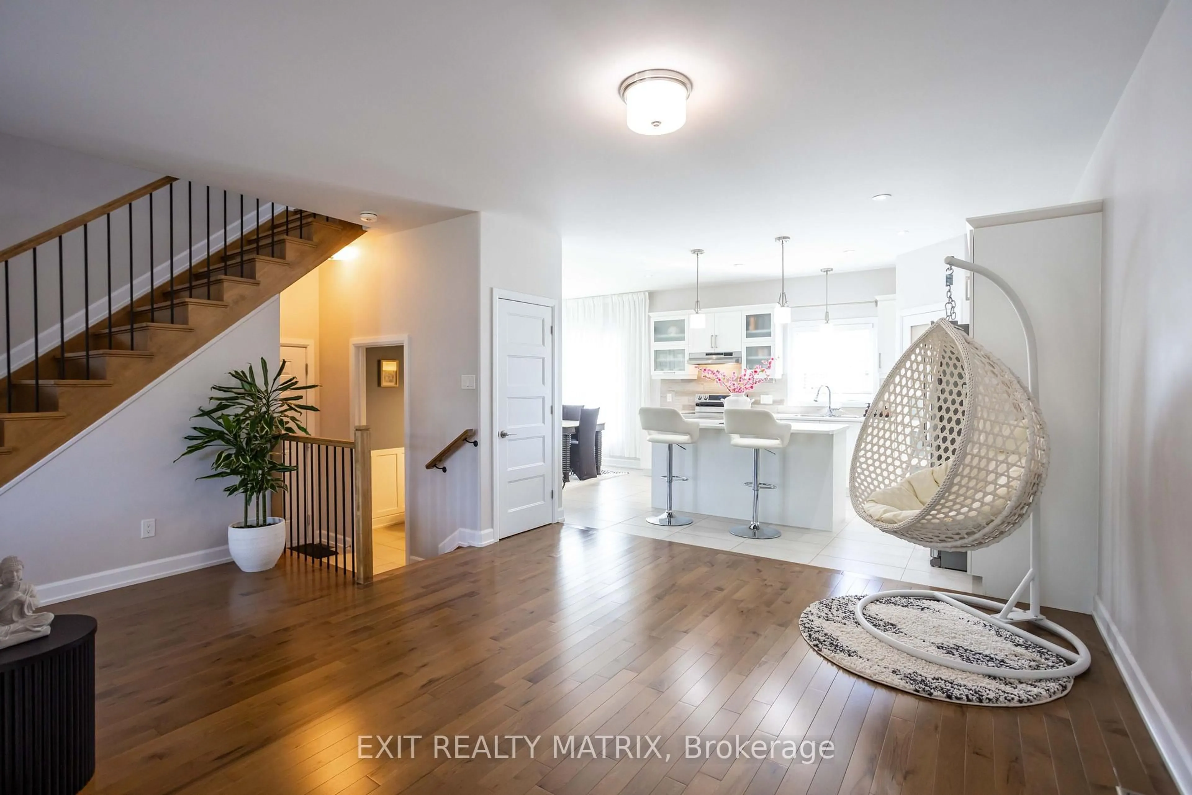 Indoor entryway for 431 Provence Ave, Russell Ontario K0A 1W0
