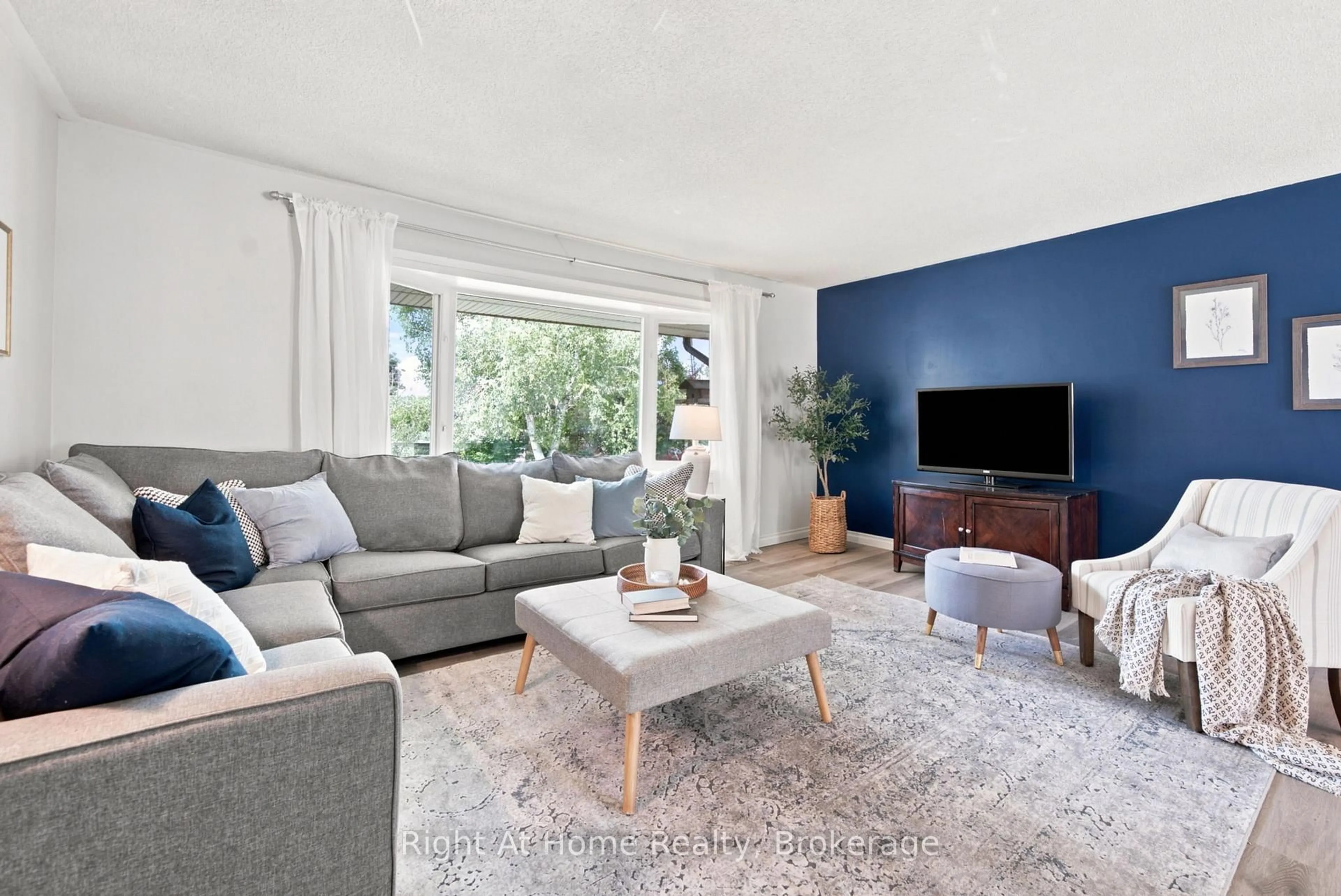 Living room with furniture, unknown for 659 Foley Rd, Selwyn Ontario K0L 1T0