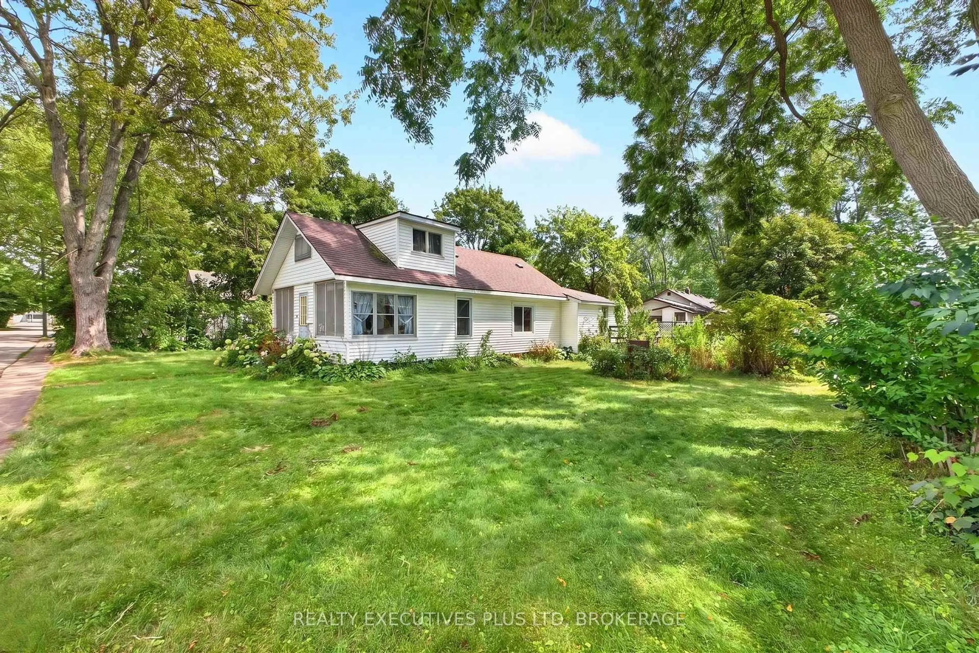 A pic from outside/outdoor area/front of a property/back of a property/a pic from drone, street for 3907 Alexandra Rd, Fort Erie Ontario L0S 1B0
