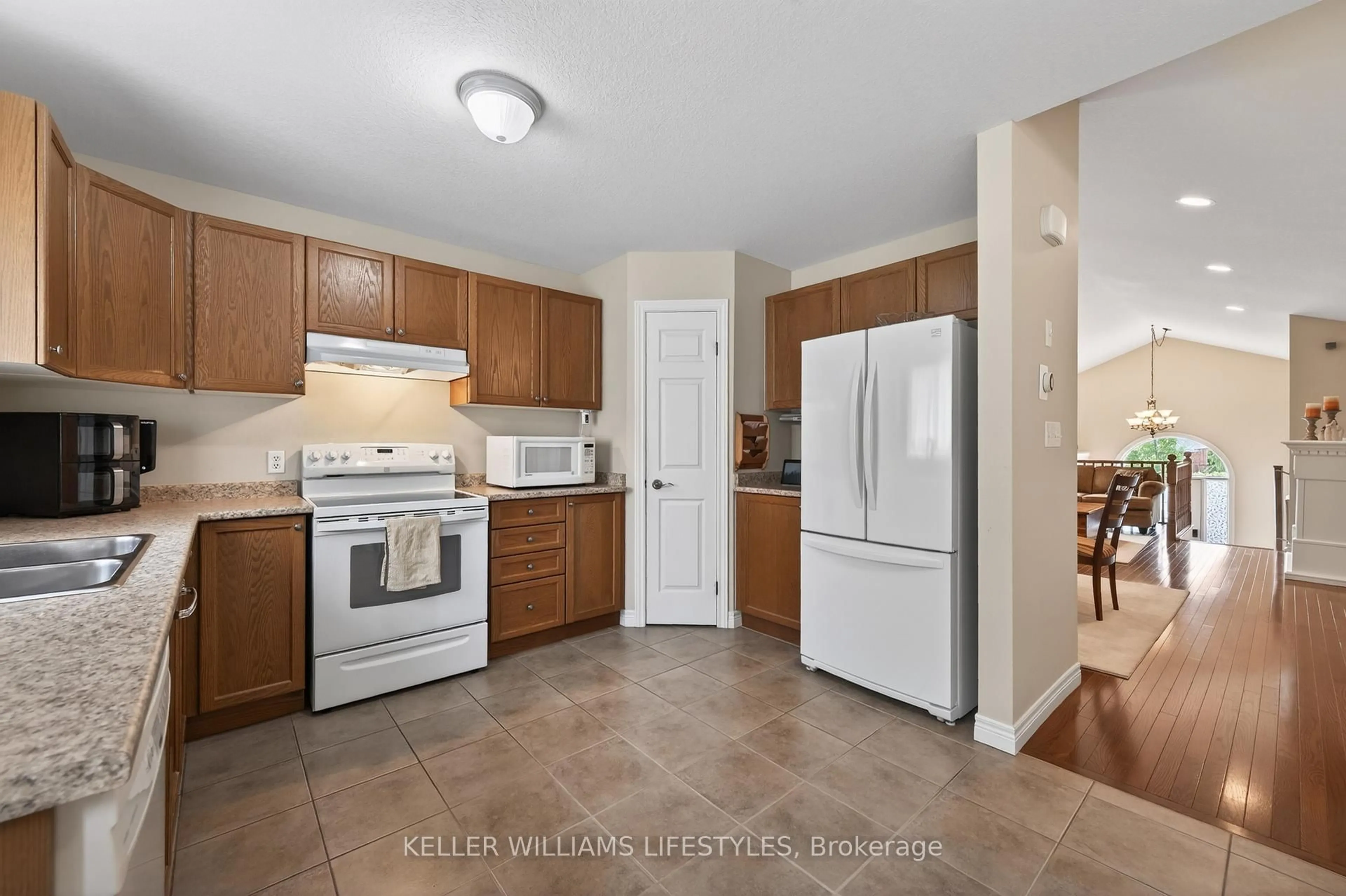 Standard kitchen, ceramic/tile floor for 1990 Foxwood Ave, London North Ontario N6G 0C5