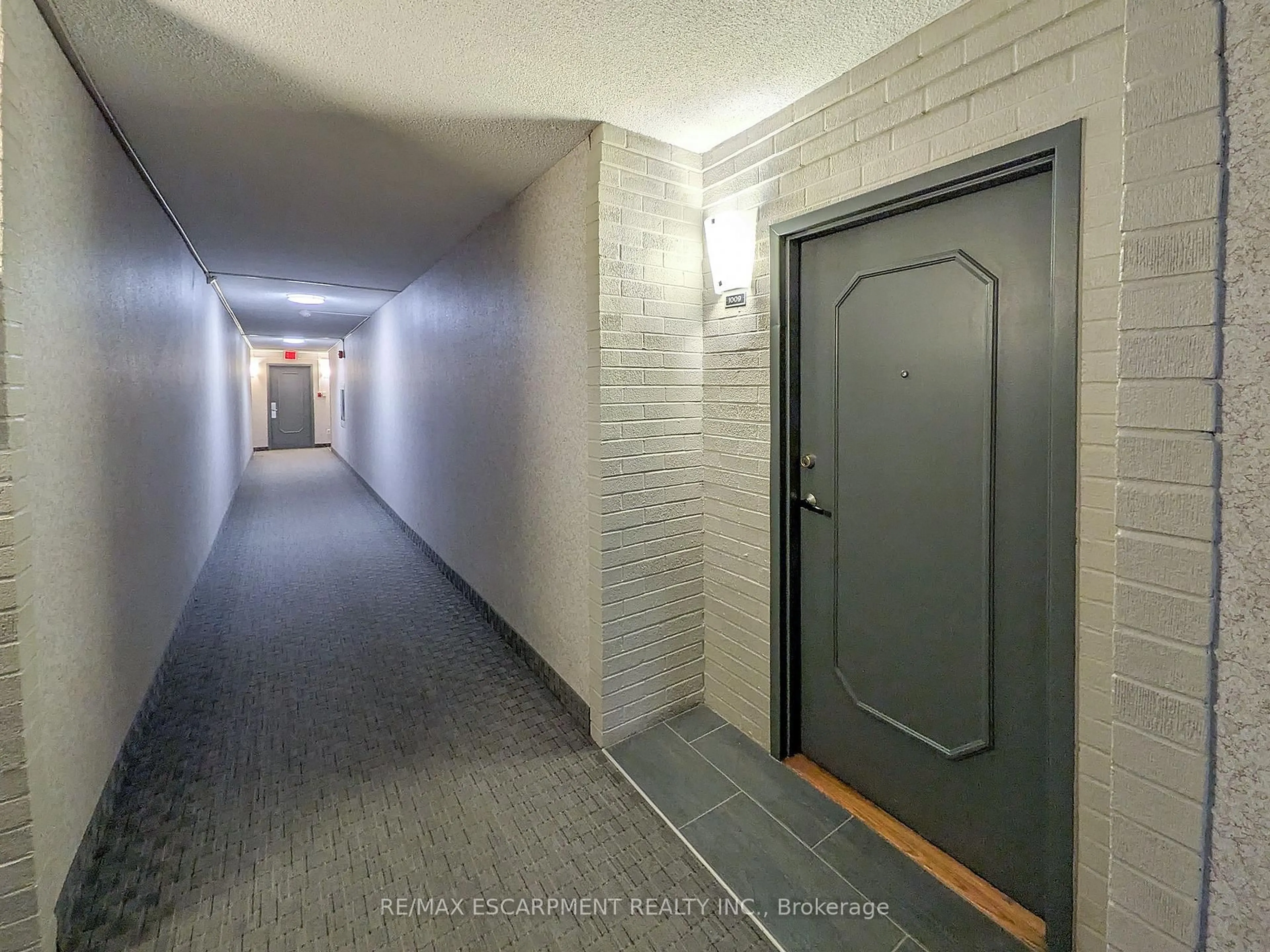 Indoor foyer for 1964 Main St #1009, Hamilton Ontario L8S 1J5