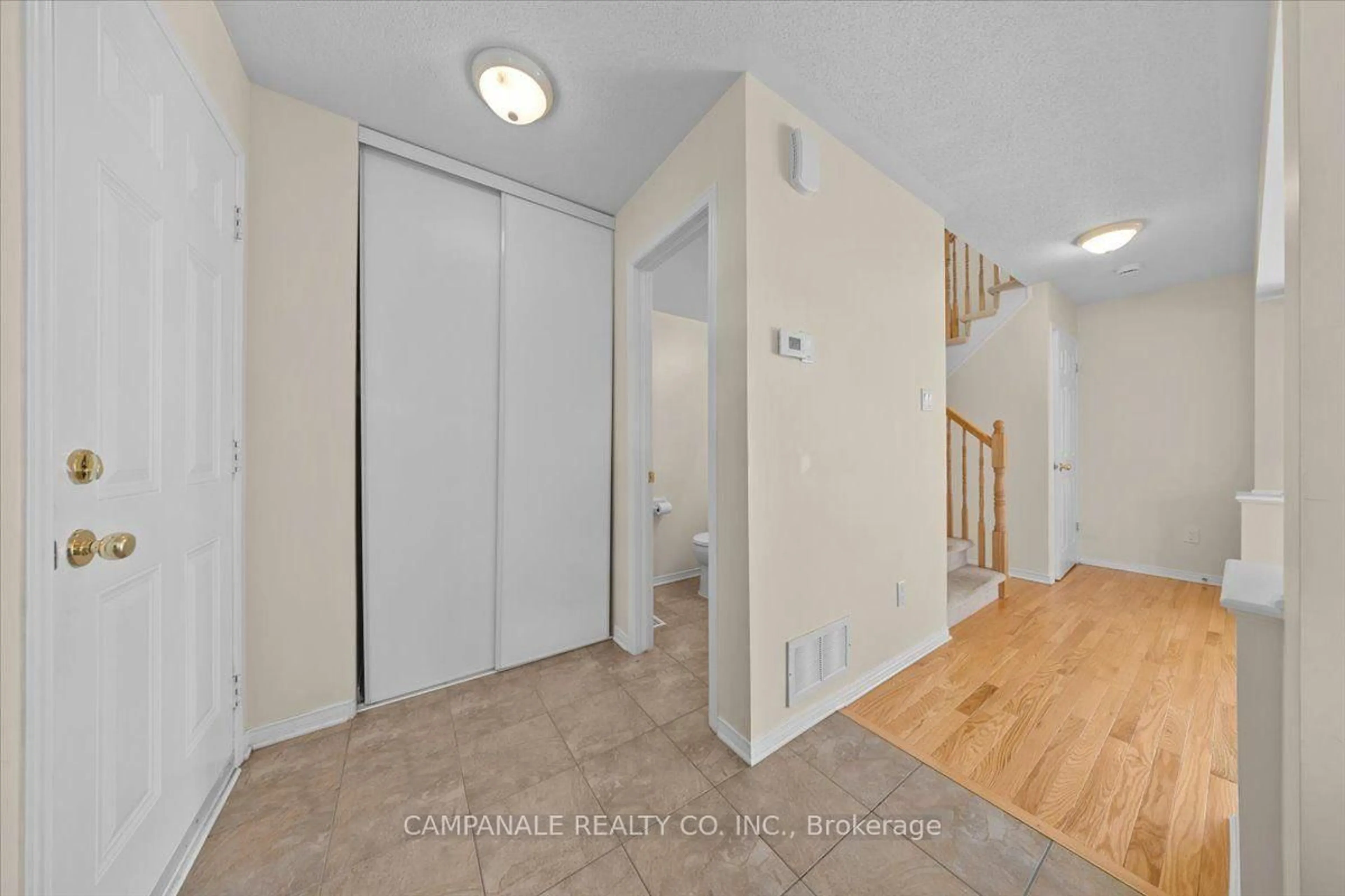 Indoor entryway for 104 Wolff Cres, Arnprior Ontario K7S 0C2