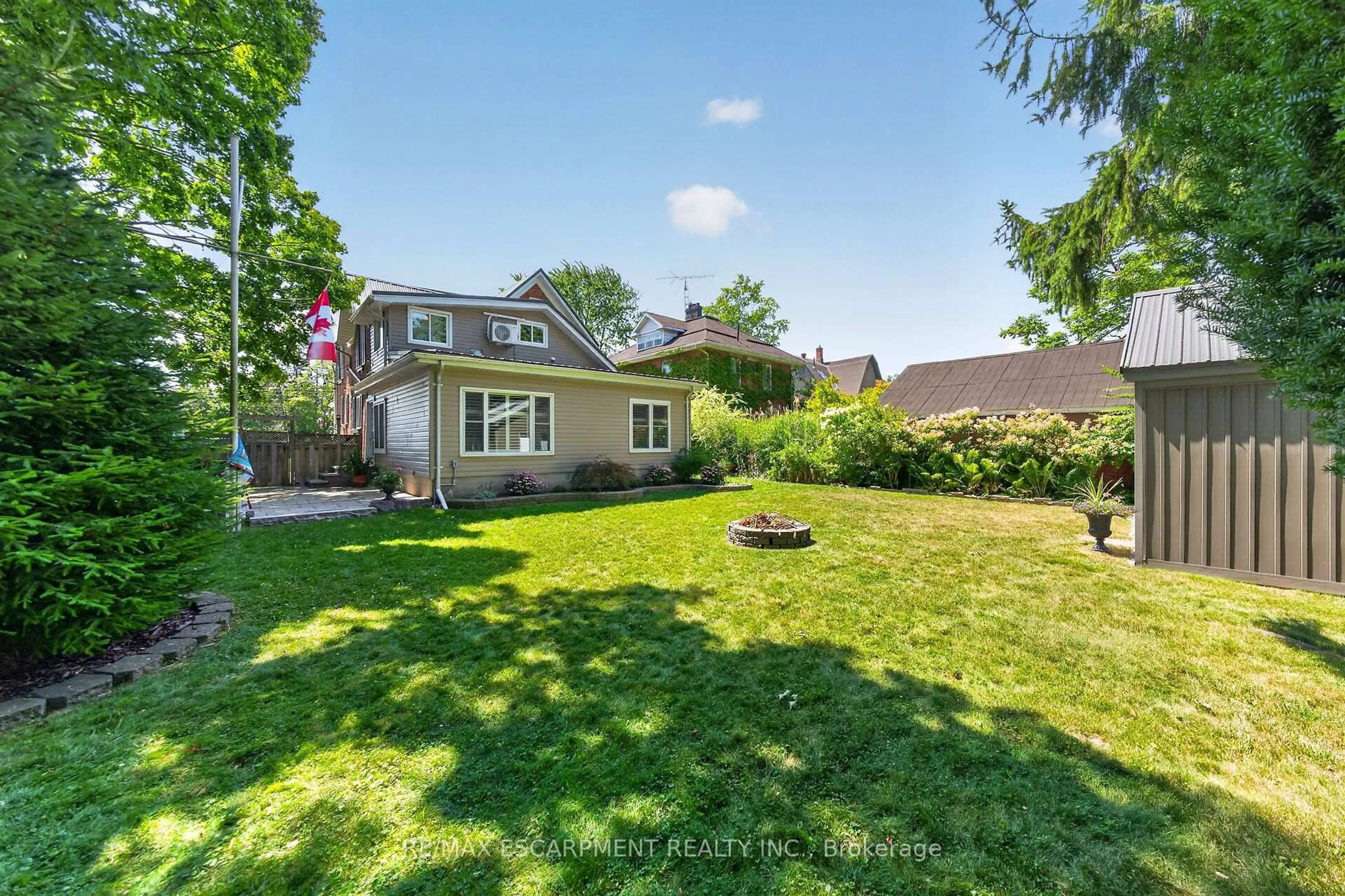 A pic from outside/outdoor area/front of a property/back of a property/a pic from drone, unknown for 24 ST ANDREW St, Norfolk Ontario N0A 1N0