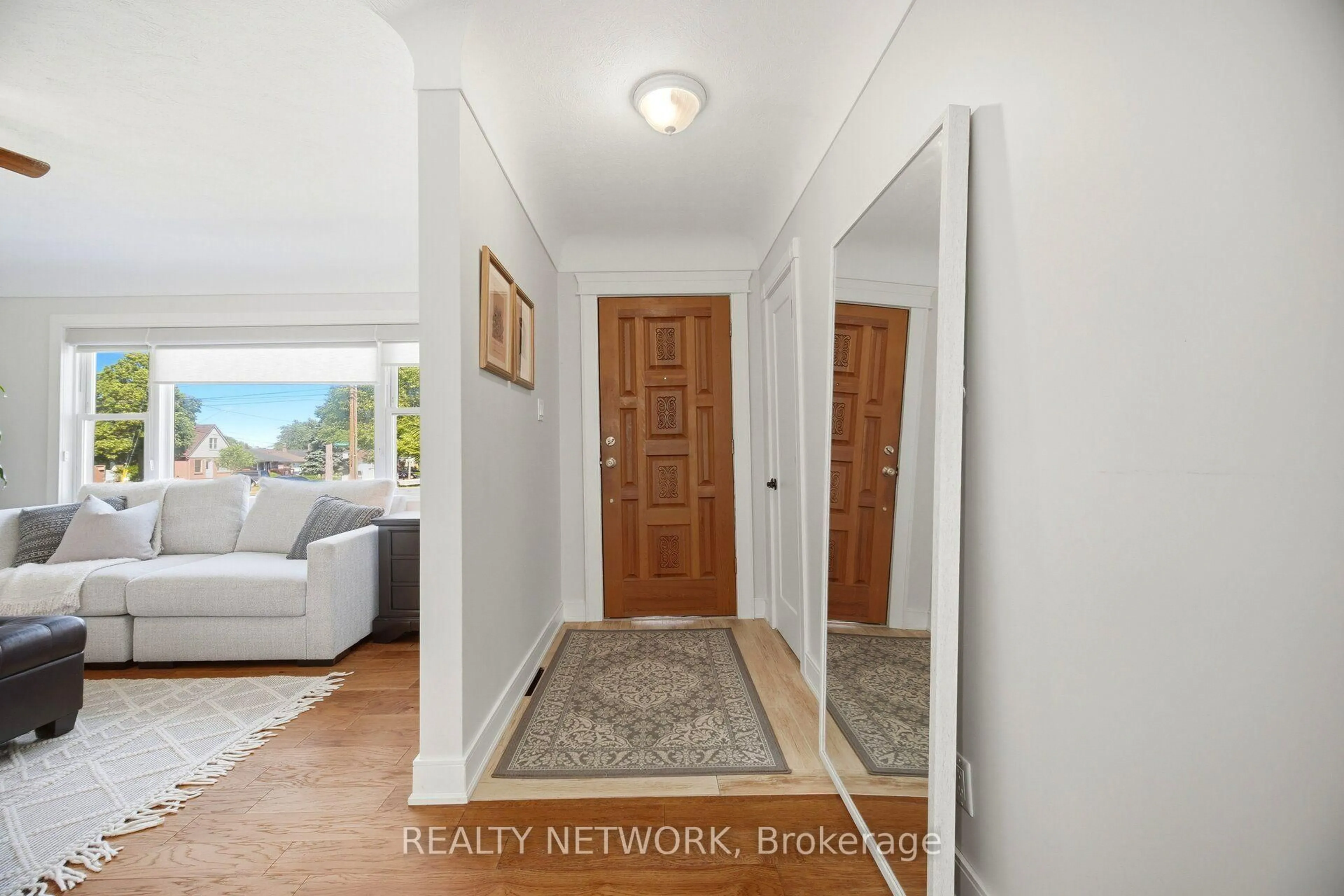 Indoor entryway for 622 Upper Sherman Ave, Hamilton Ontario L8V 3M2