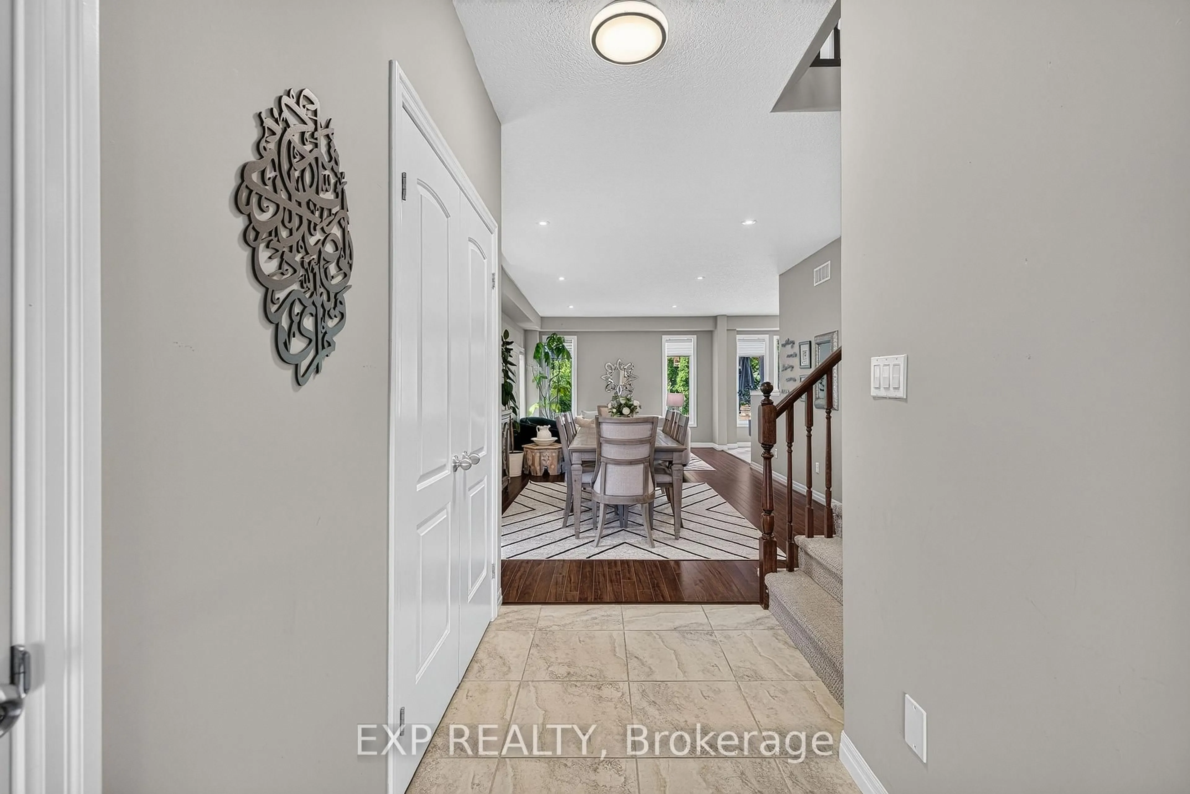 Indoor entryway for 522 Woodbine Ave, Kitchener Ontario N2R 1Y9