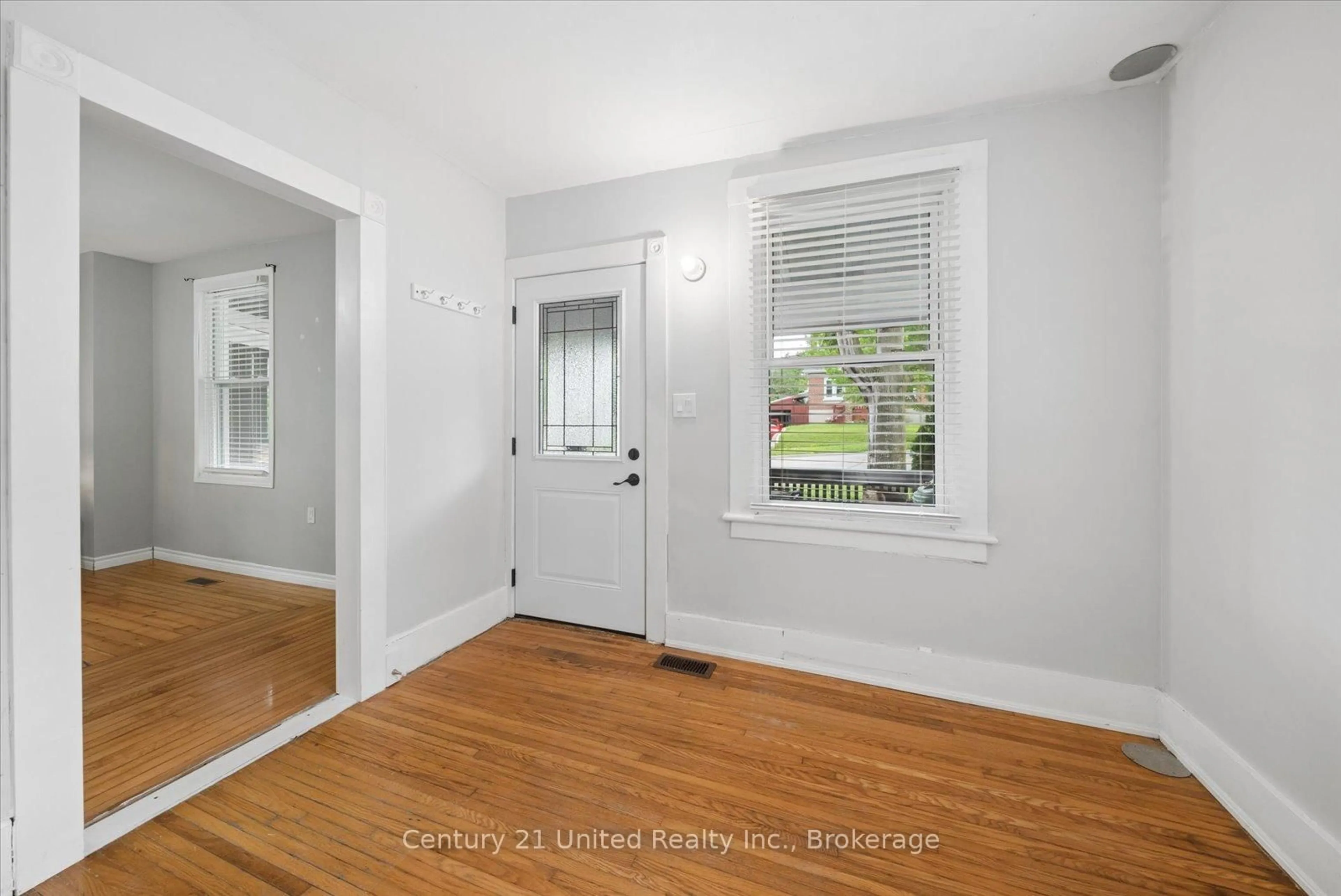 Indoor entryway for 270 Rogers St, Peterborough Ontario K9H 1W3