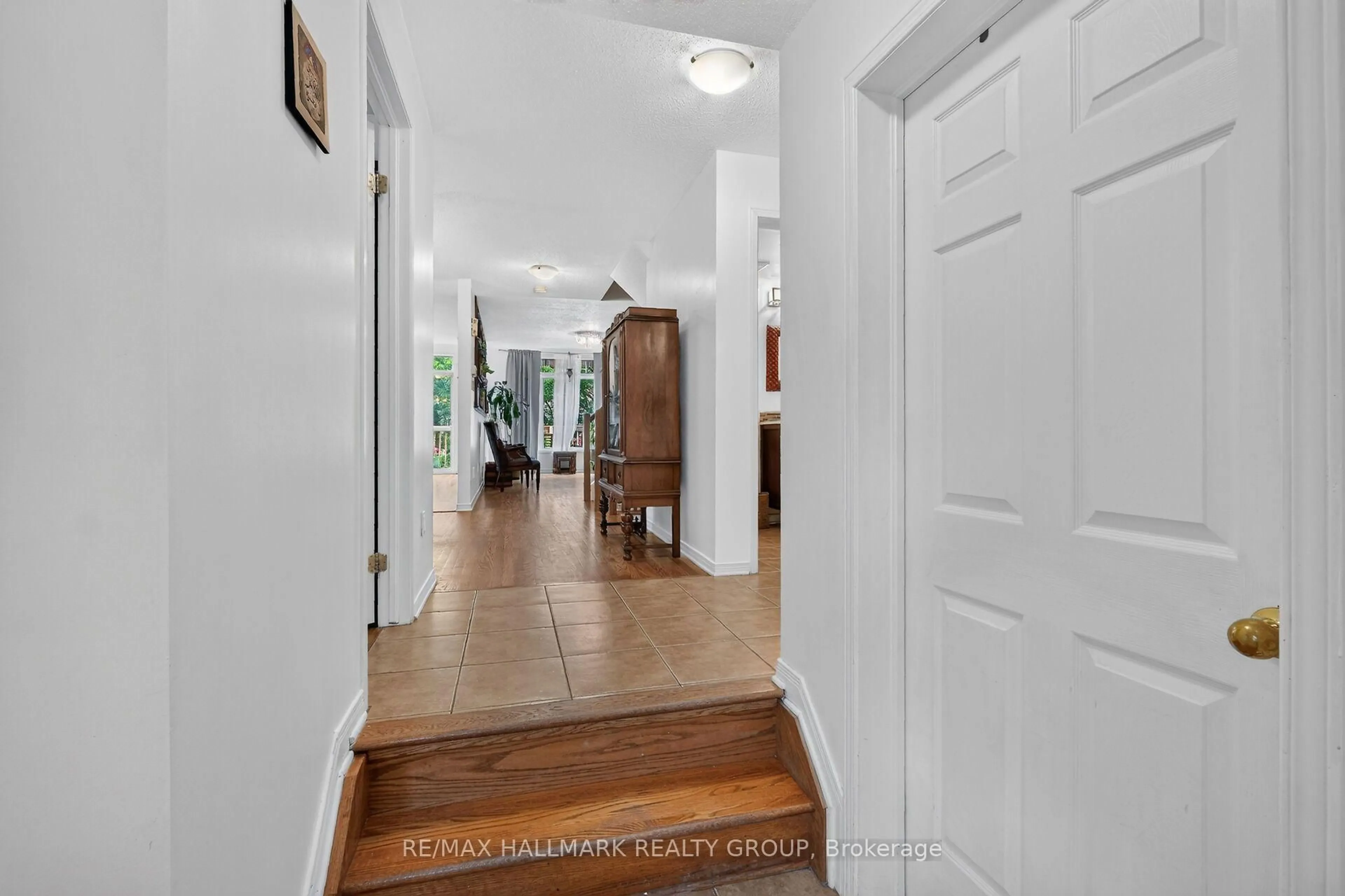 Indoor foyer for 174 Carwood Circ, Ottawa Ontario K1K 4V6