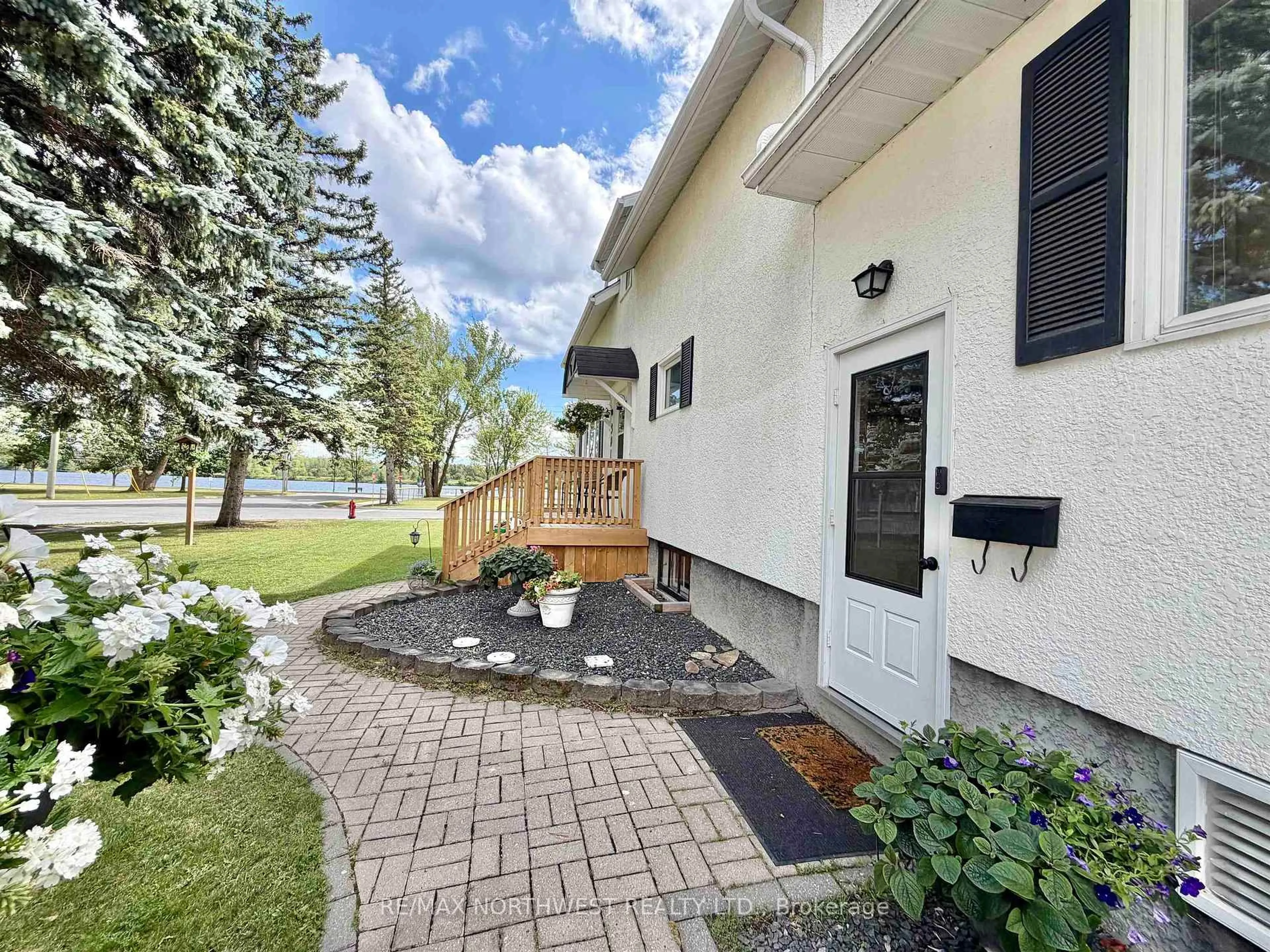 Patio, street for 301 Butler Ave, Fort Frances Ontario P9A 2N8