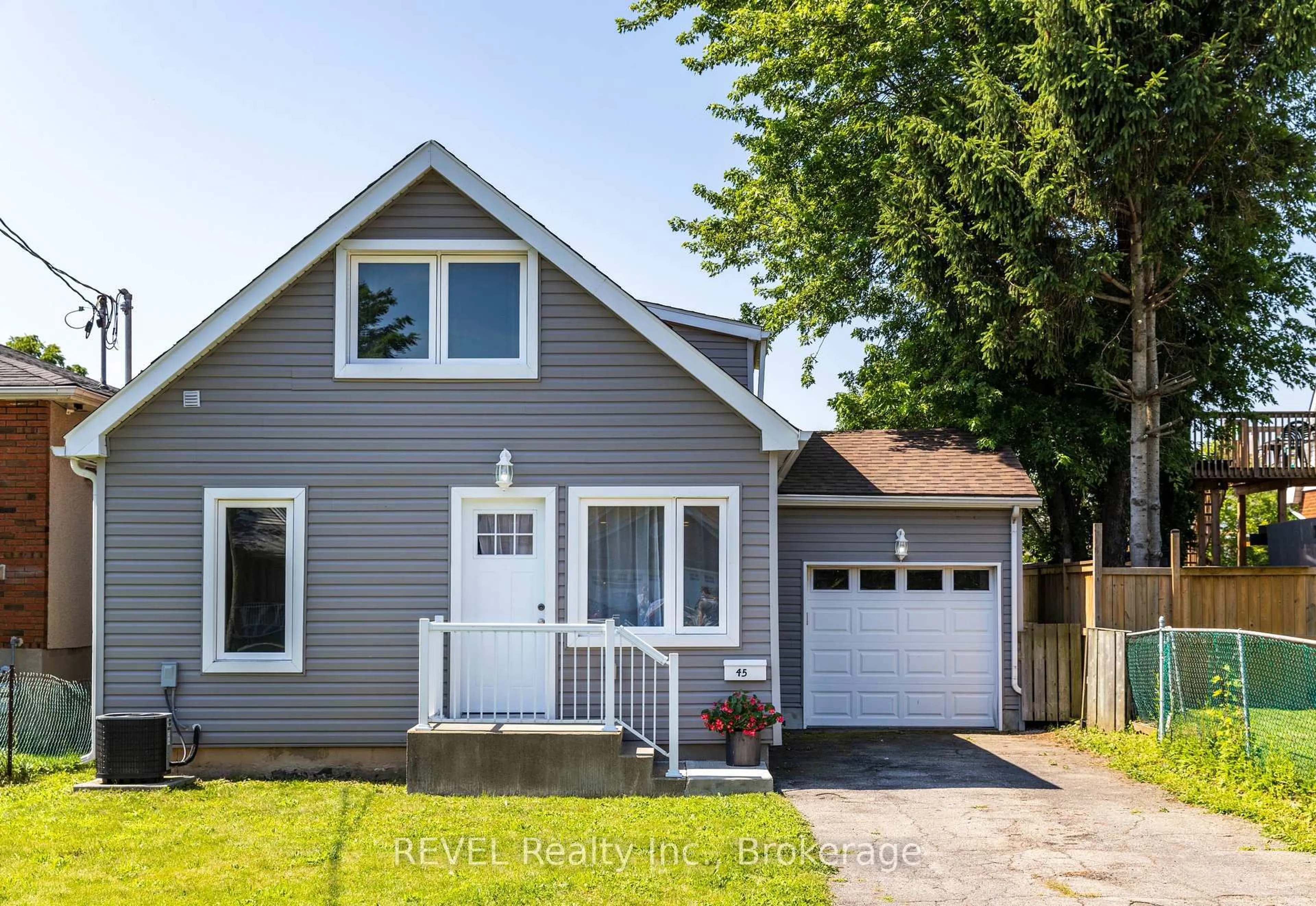 Home with vinyl exterior material, street for 45 Parker St, St. Catharines Ontario L2S 1C7