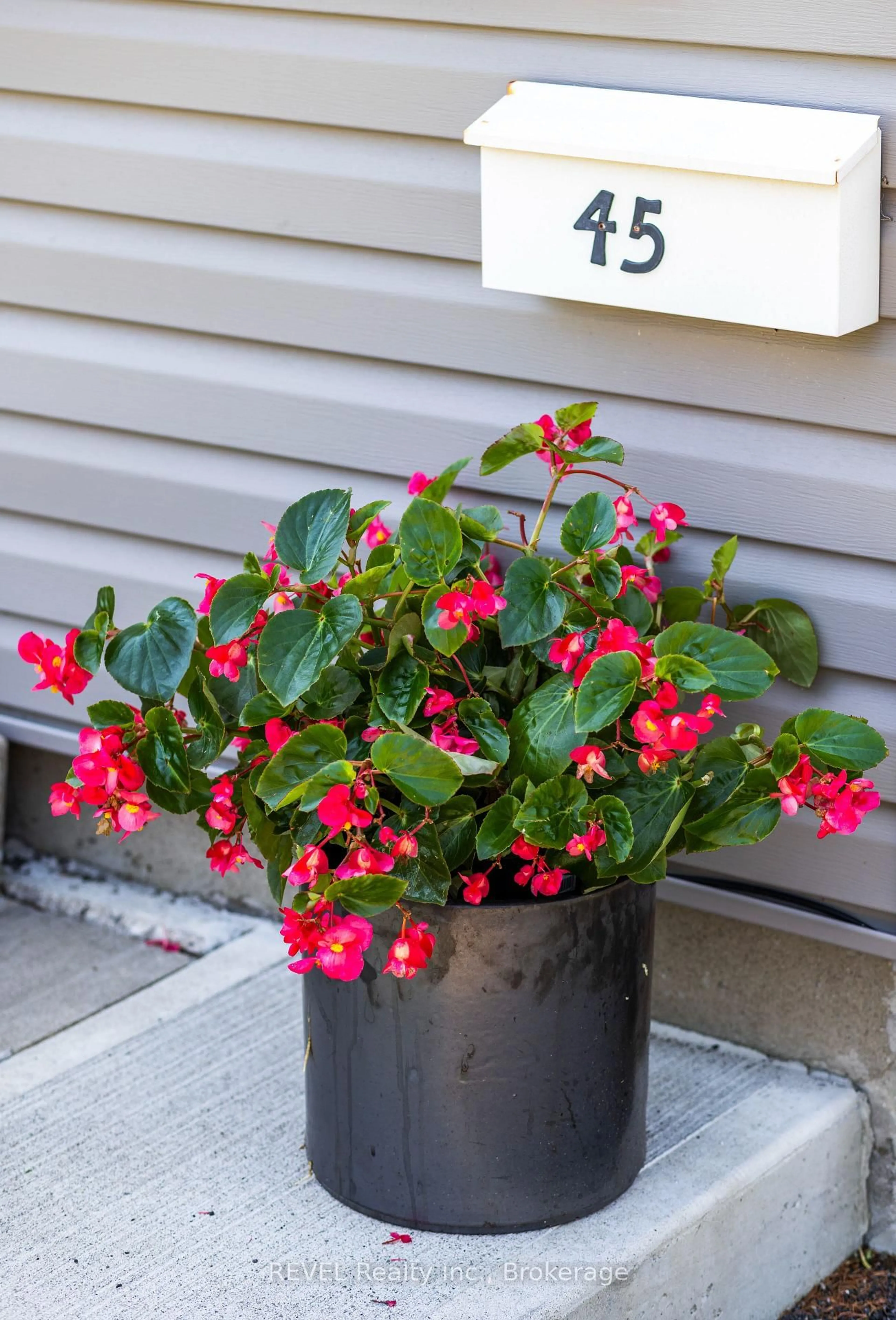 Unknown for 45 Parker St, St. Catharines Ontario L2S 1C7