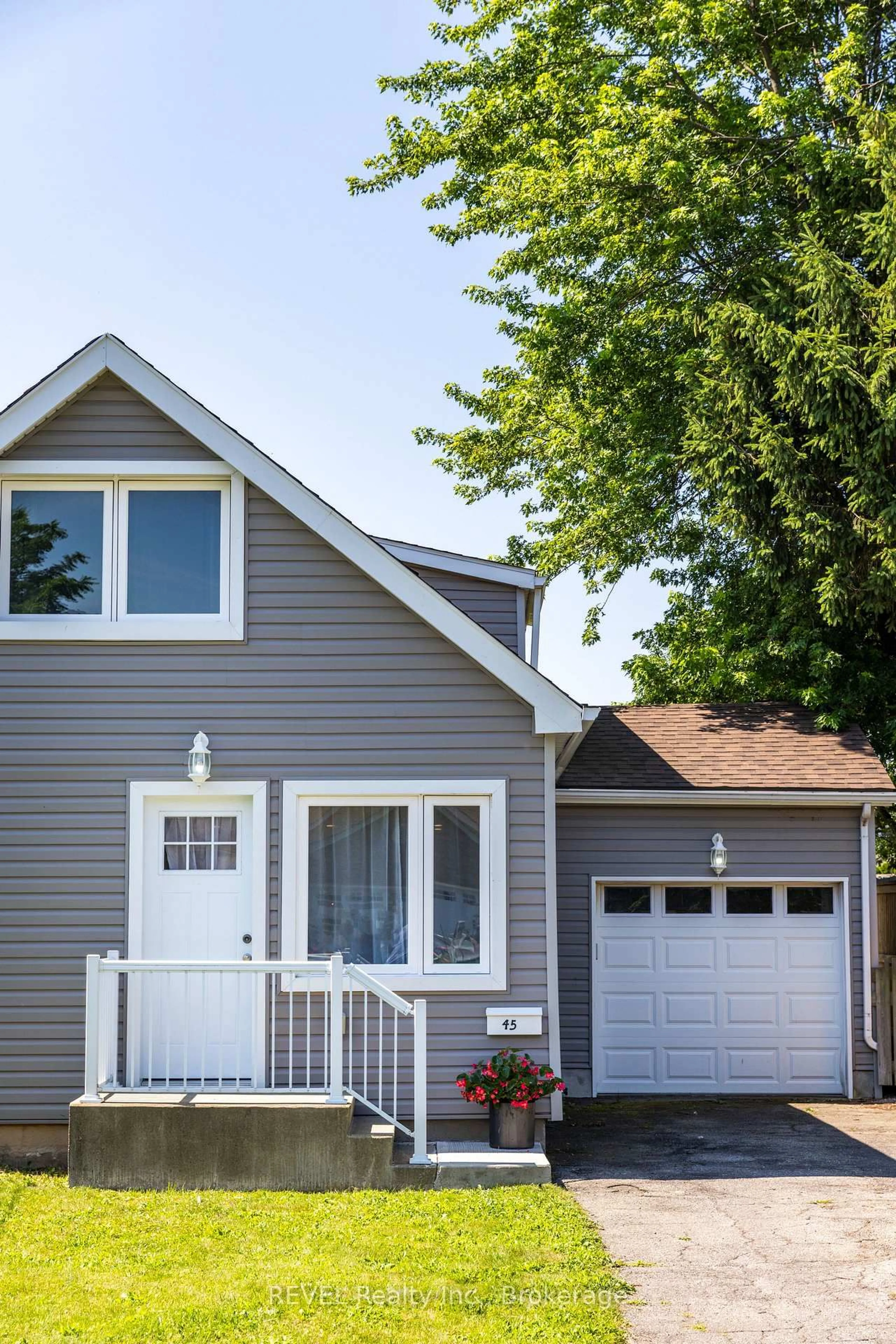 Home with vinyl exterior material, street for 45 Parker St, St. Catharines Ontario L2S 1C7