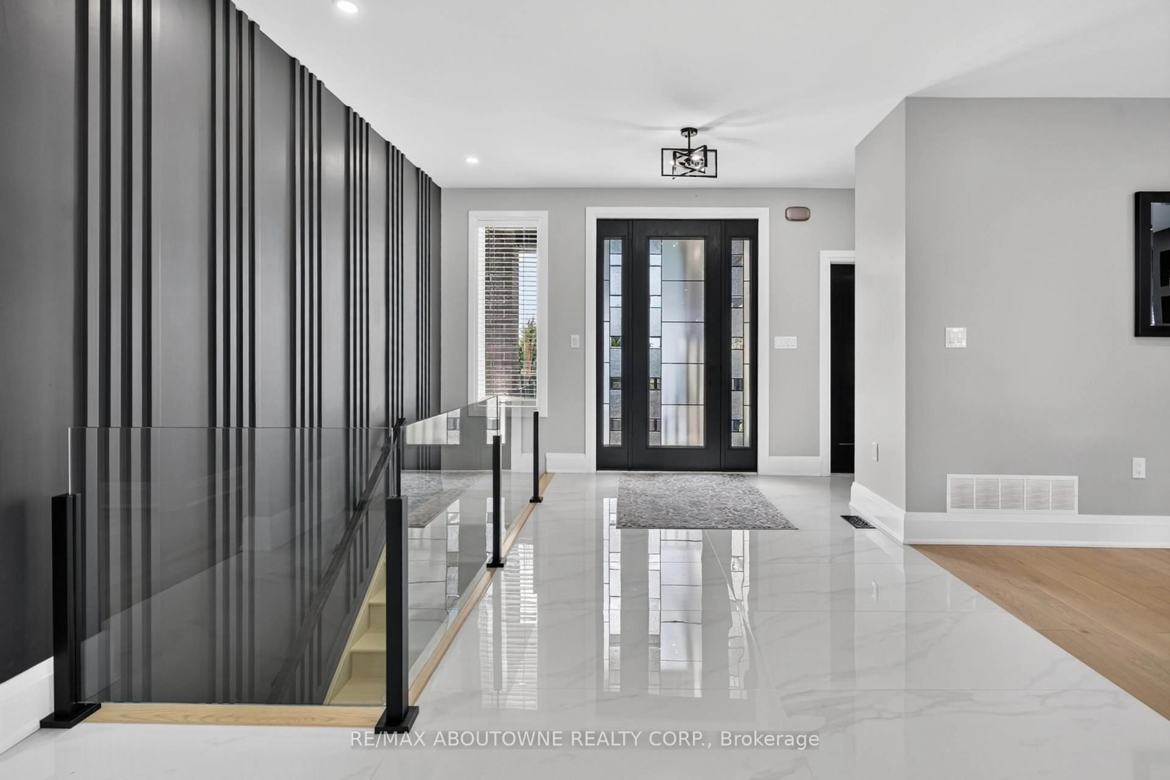 Indoor foyer for 21 Haldimand 66 Rd, Haldimand Ontario N3W 1N7