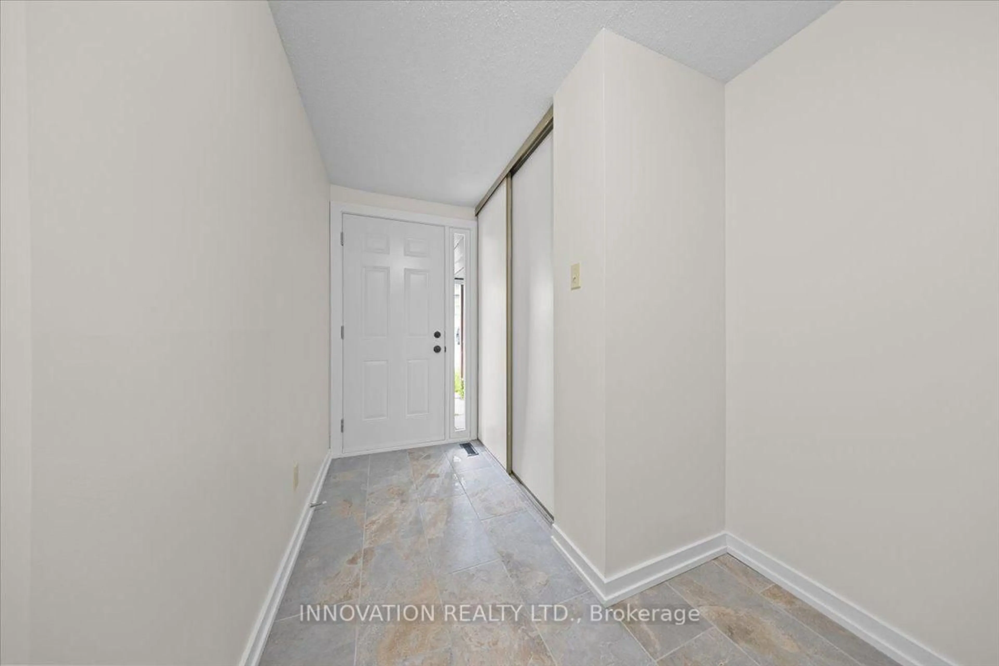 Indoor entryway for 76 Esterlawn Private #2, Ottawa Ontario K2A 4B9