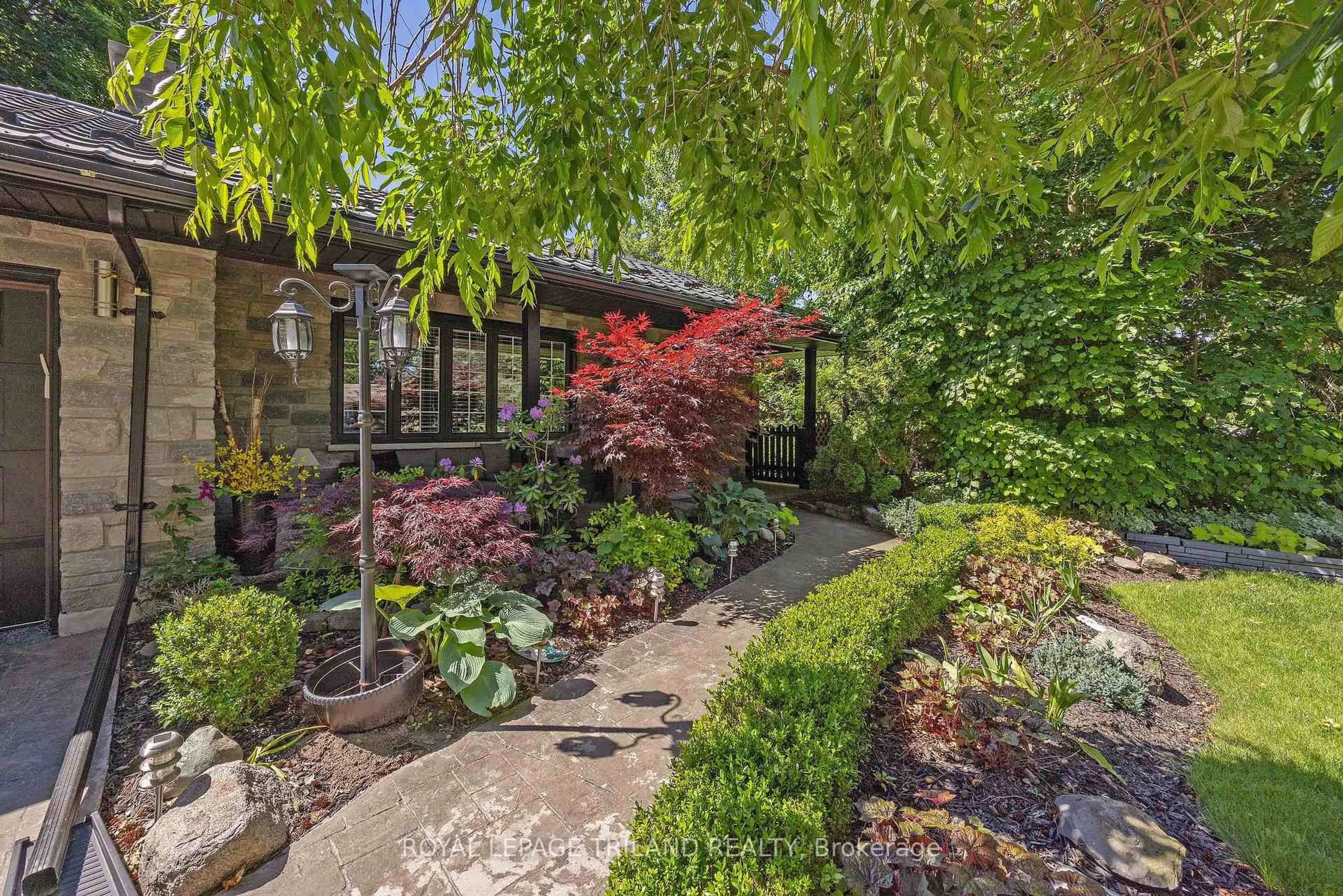 Patio, street for 1152 Ivanhill Rd, London North Ontario N6H 4C1