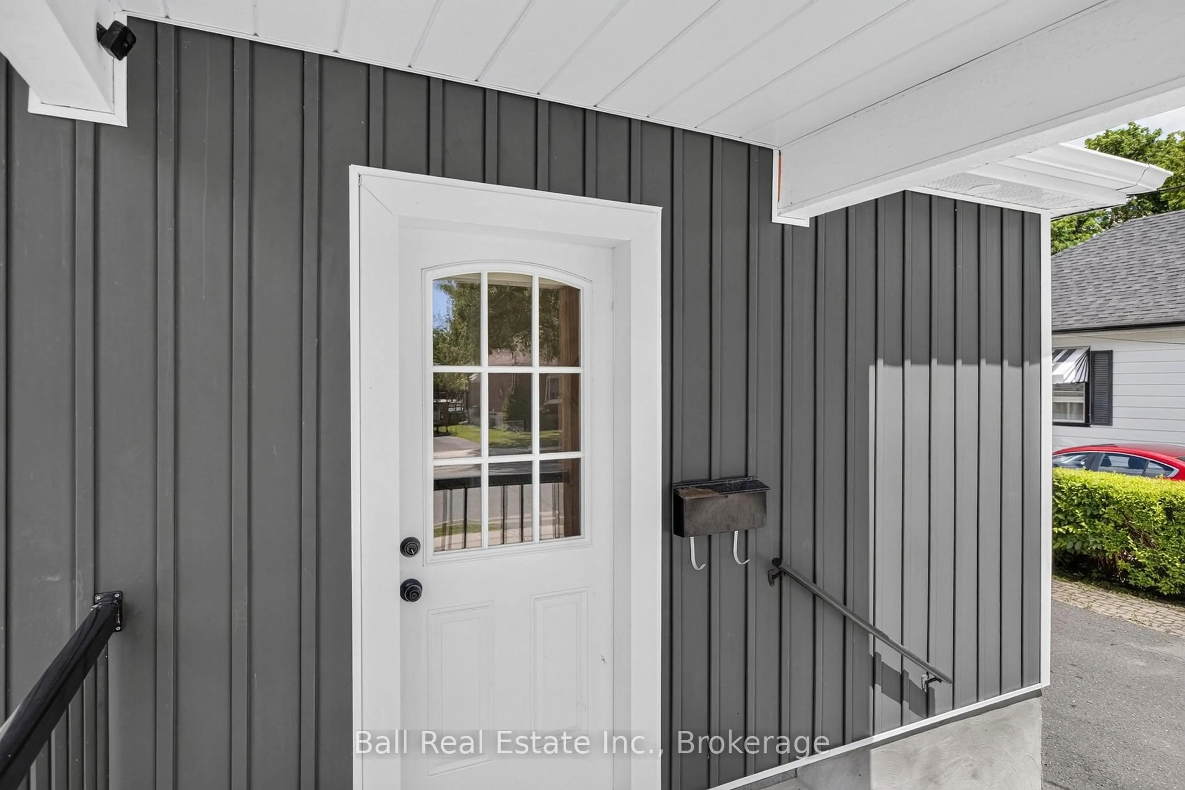 Indoor entryway for 246 King George St, Peterborough Ontario K9J 1R8