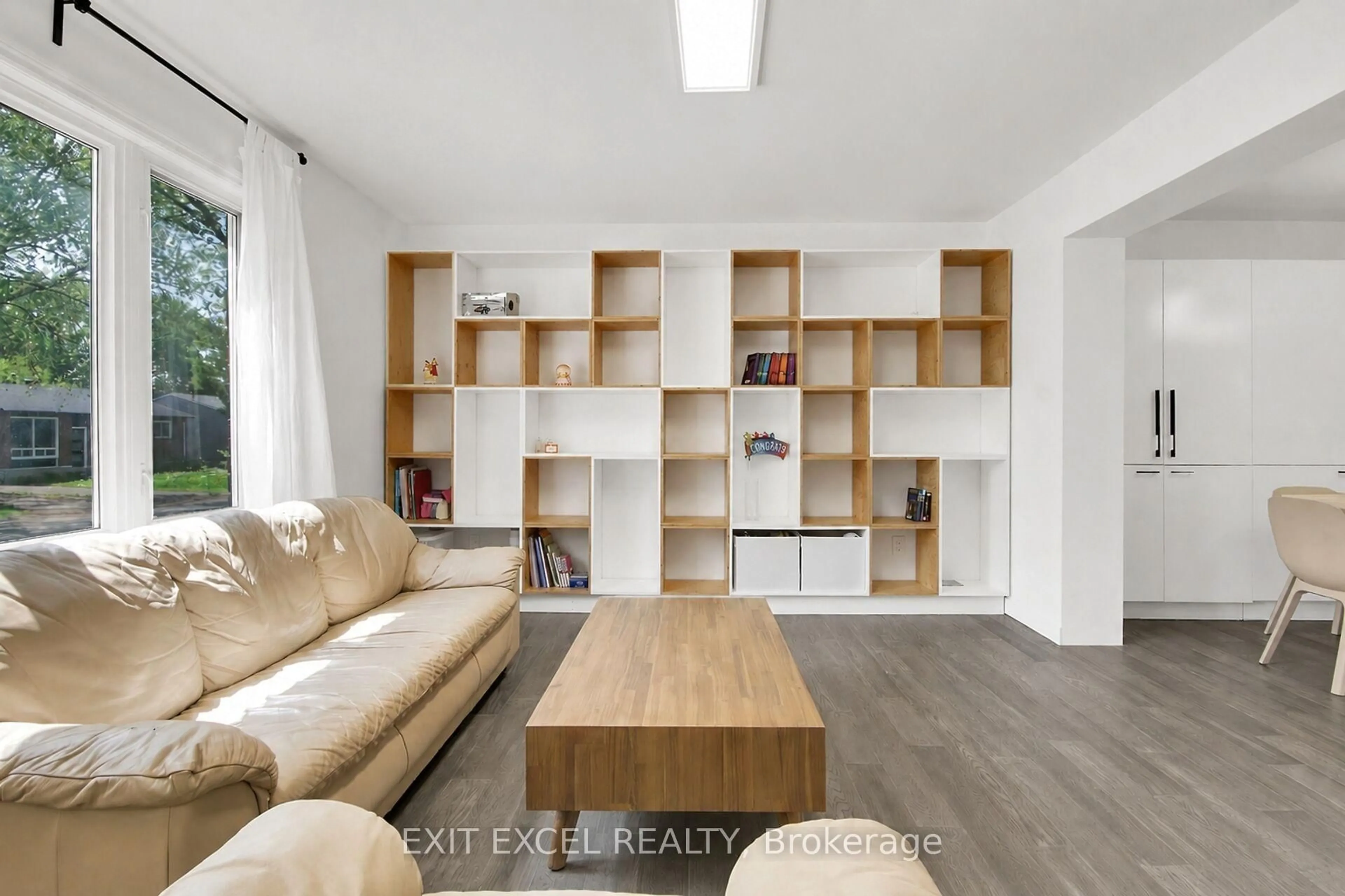 Living room with furniture, wood/laminate floor for 25 Uxbridge Cres, Ottawa Ontario K2L 1P6