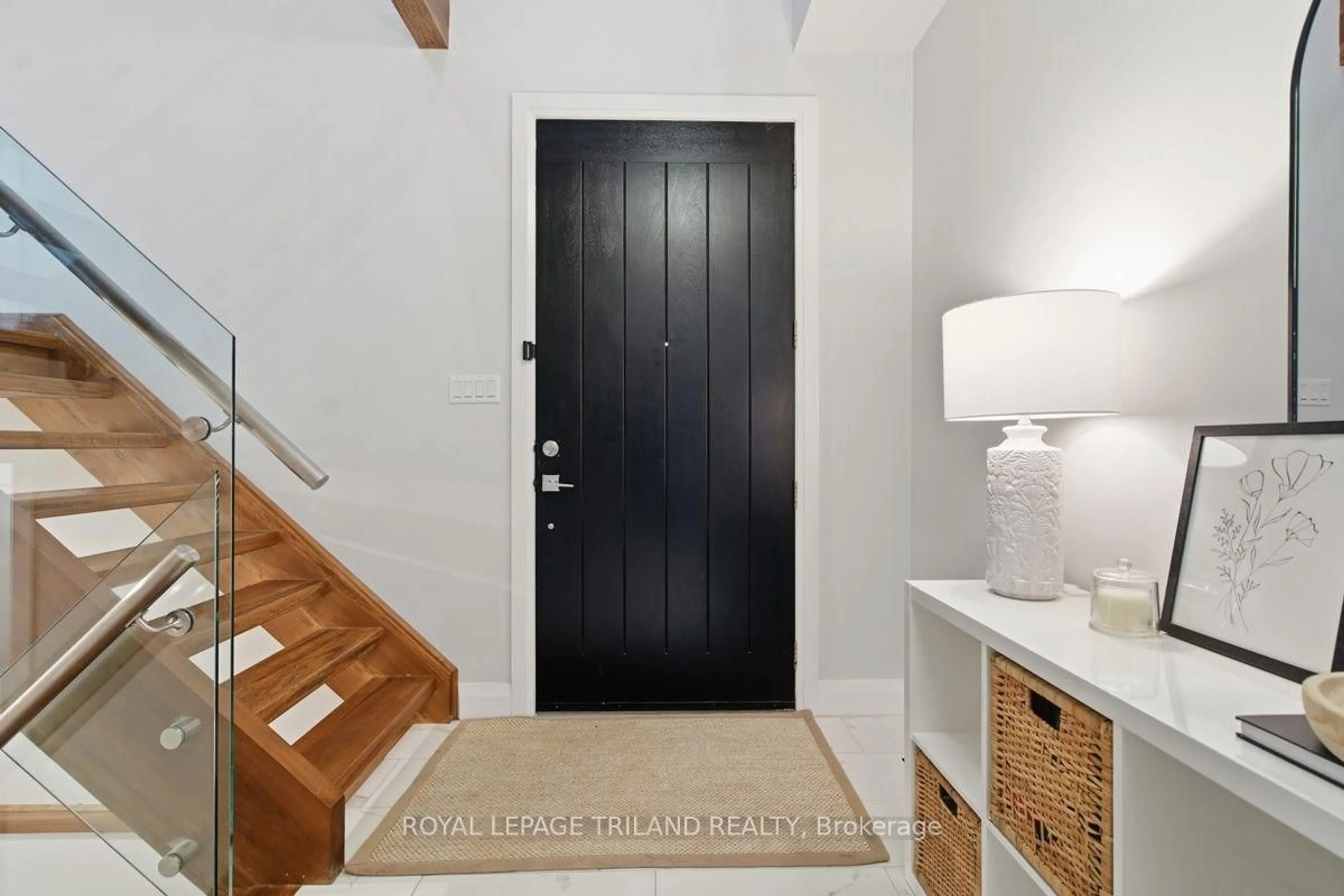 Indoor entryway for 433 Hyde Park Rd #4, London North Ontario N6H 0H5