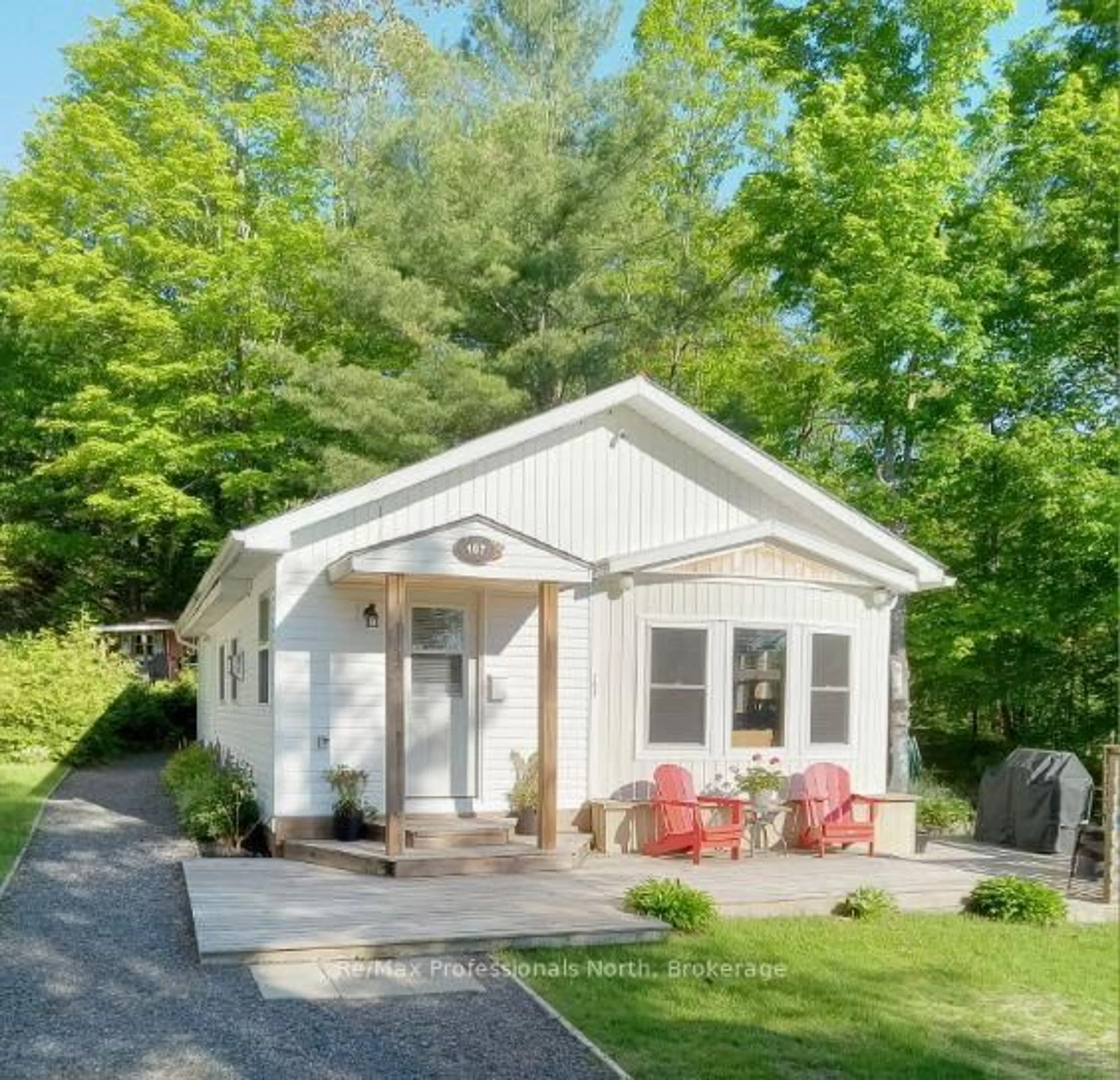 Home with vinyl exterior material, street for 1007 Racoon Rd #107, Gravenhurst Ontario P1P 0C4