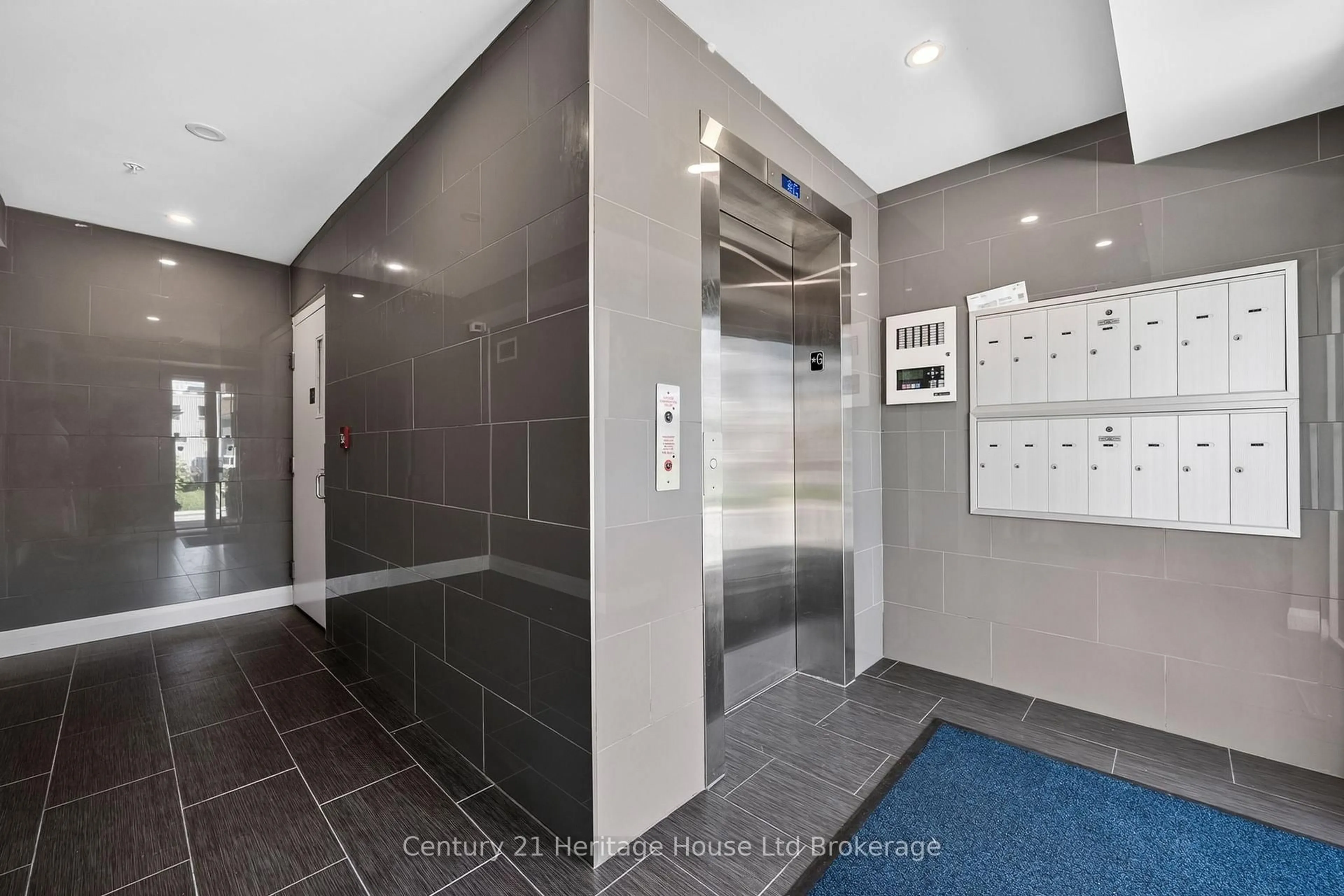 Indoor foyer for 34 BROCK St #301, Woodstock Ontario N4S 3B5