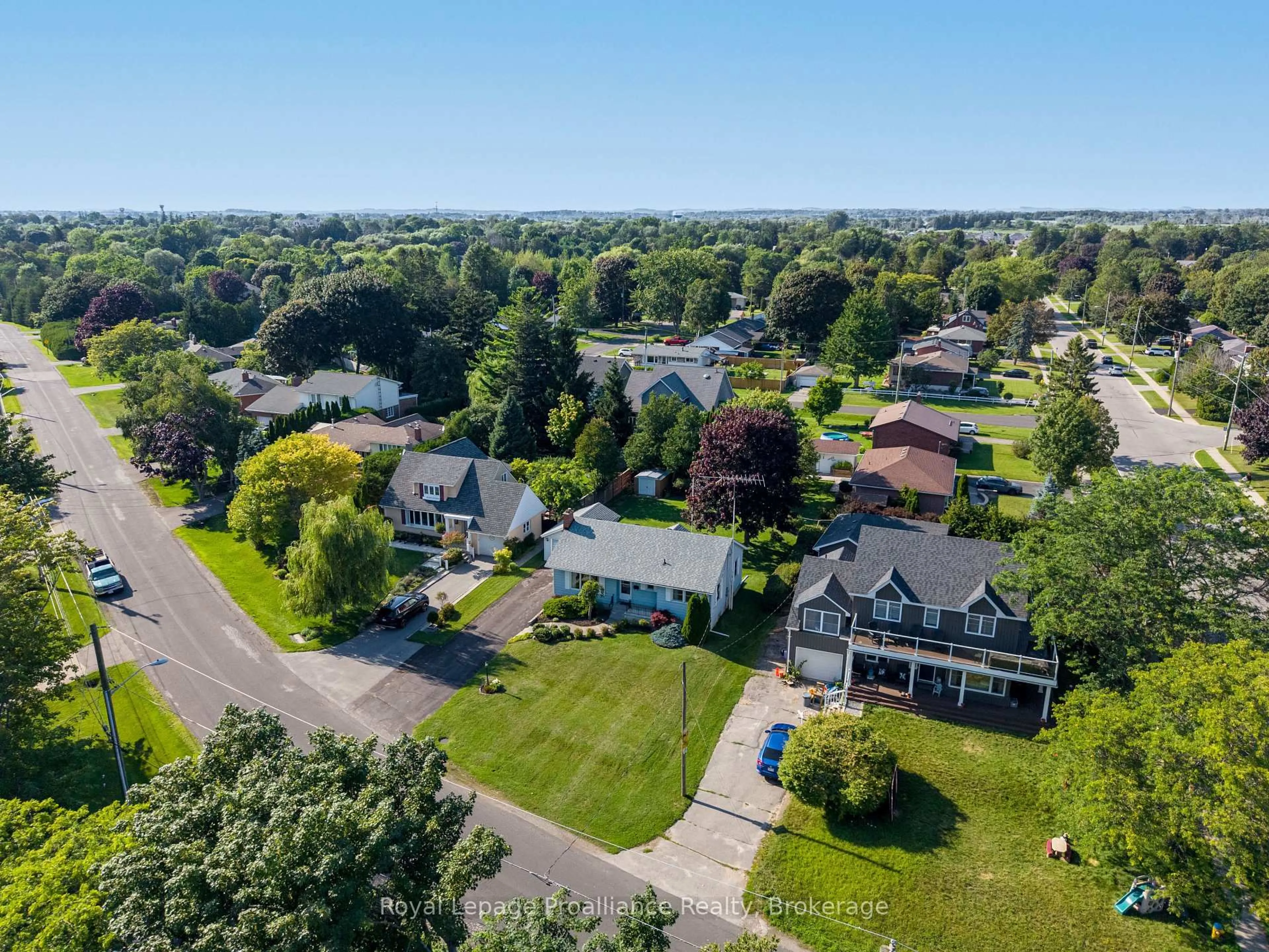 A pic from outside/outdoor area/front of a property/back of a property/a pic from drone, street for 550 Lakeshore Rd, Cobourg Ontario K9A 1S5