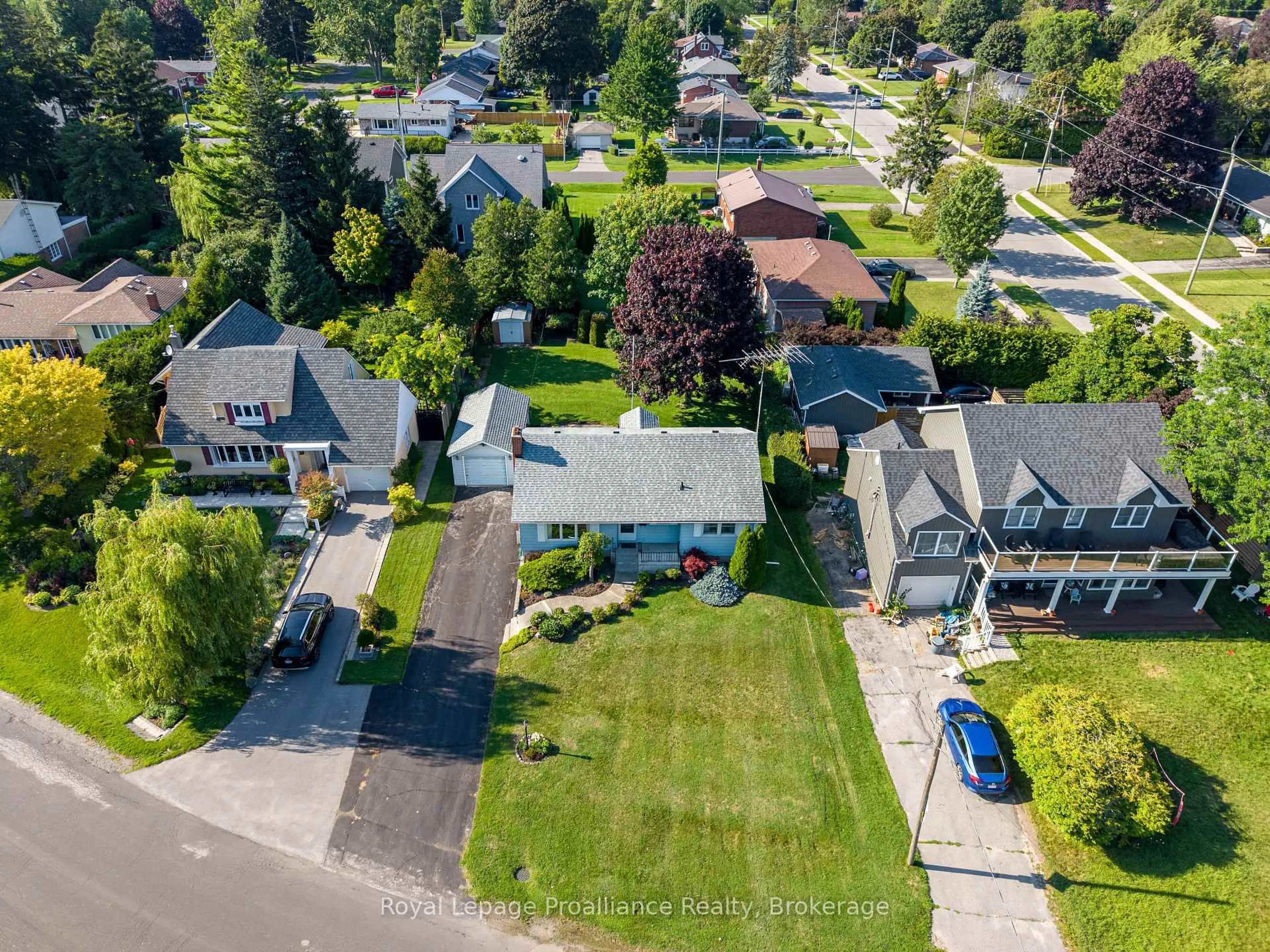 A pic from outside/outdoor area/front of a property/back of a property/a pic from drone, street for 550 Lakeshore Rd, Cobourg Ontario K9A 1S5