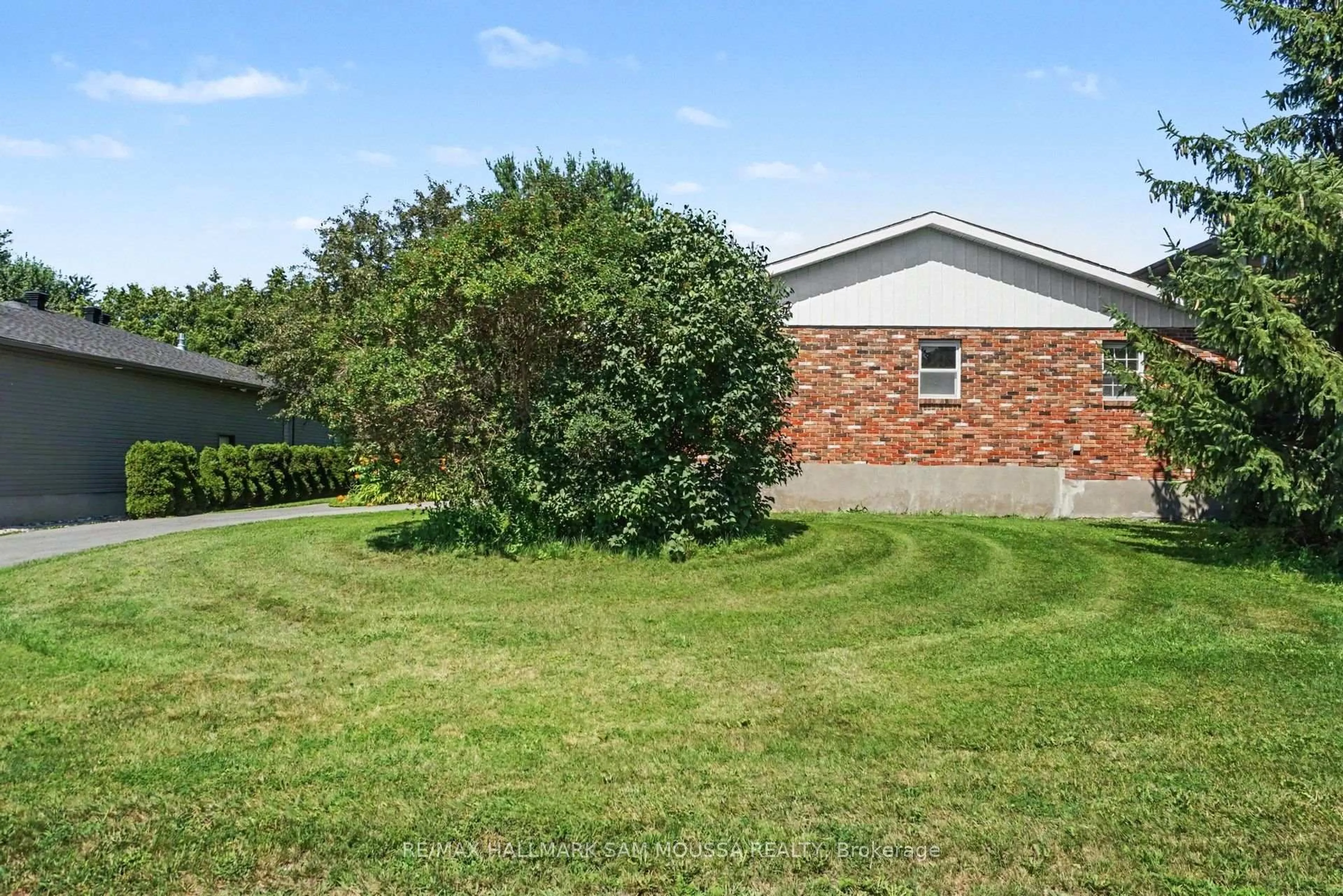 A pic from outside/outdoor area/front of a property/back of a property/a pic from drone, unknown for 118 Juanita Ave, Carp Ontario K0A 1L0