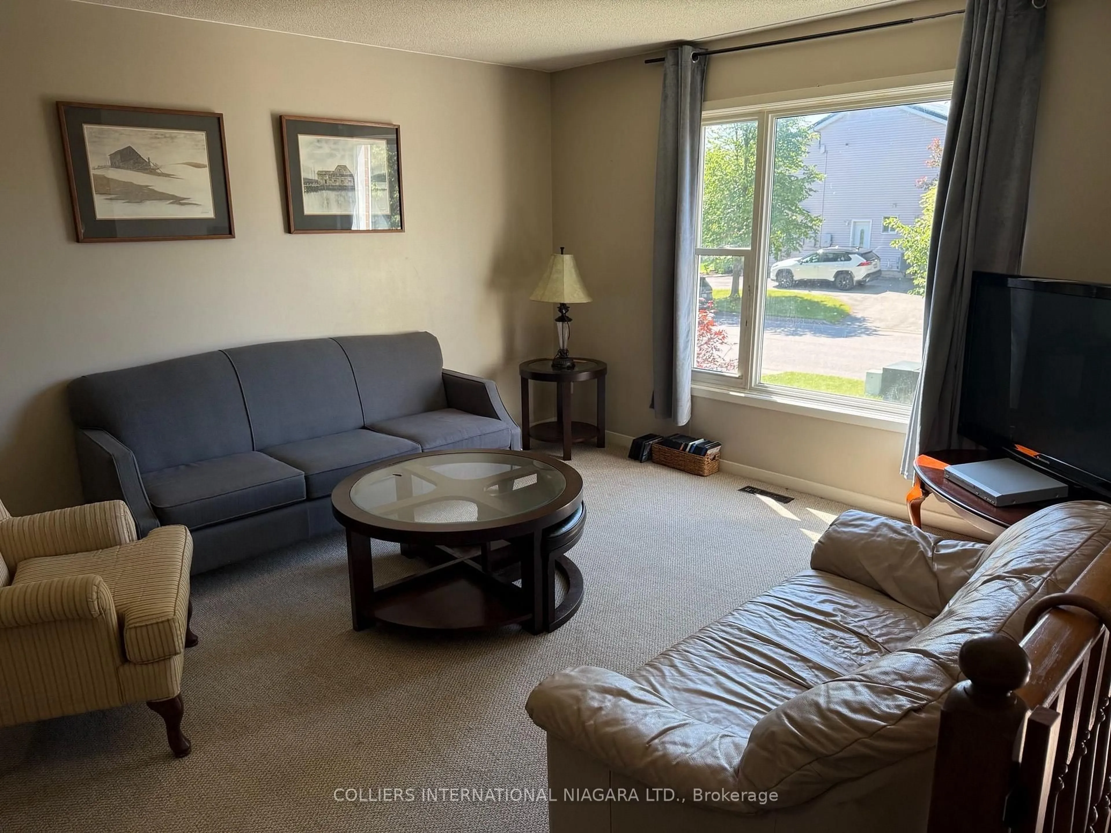 Living room with furniture, unknown for 7669 Trackview St, Niagara Falls Ontario L2H 2Z6