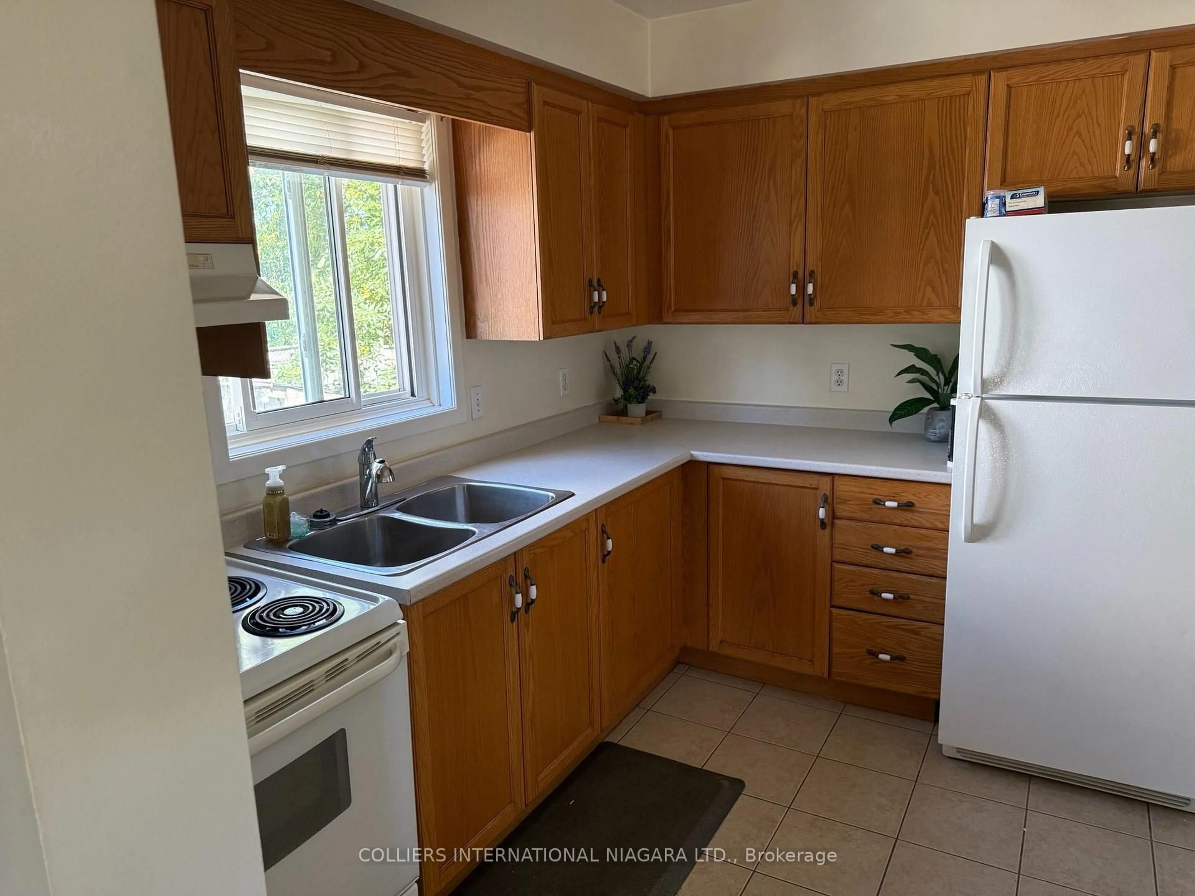 Standard kitchen, unknown for 7669 Trackview St, Niagara Falls Ontario L2H 2Z6