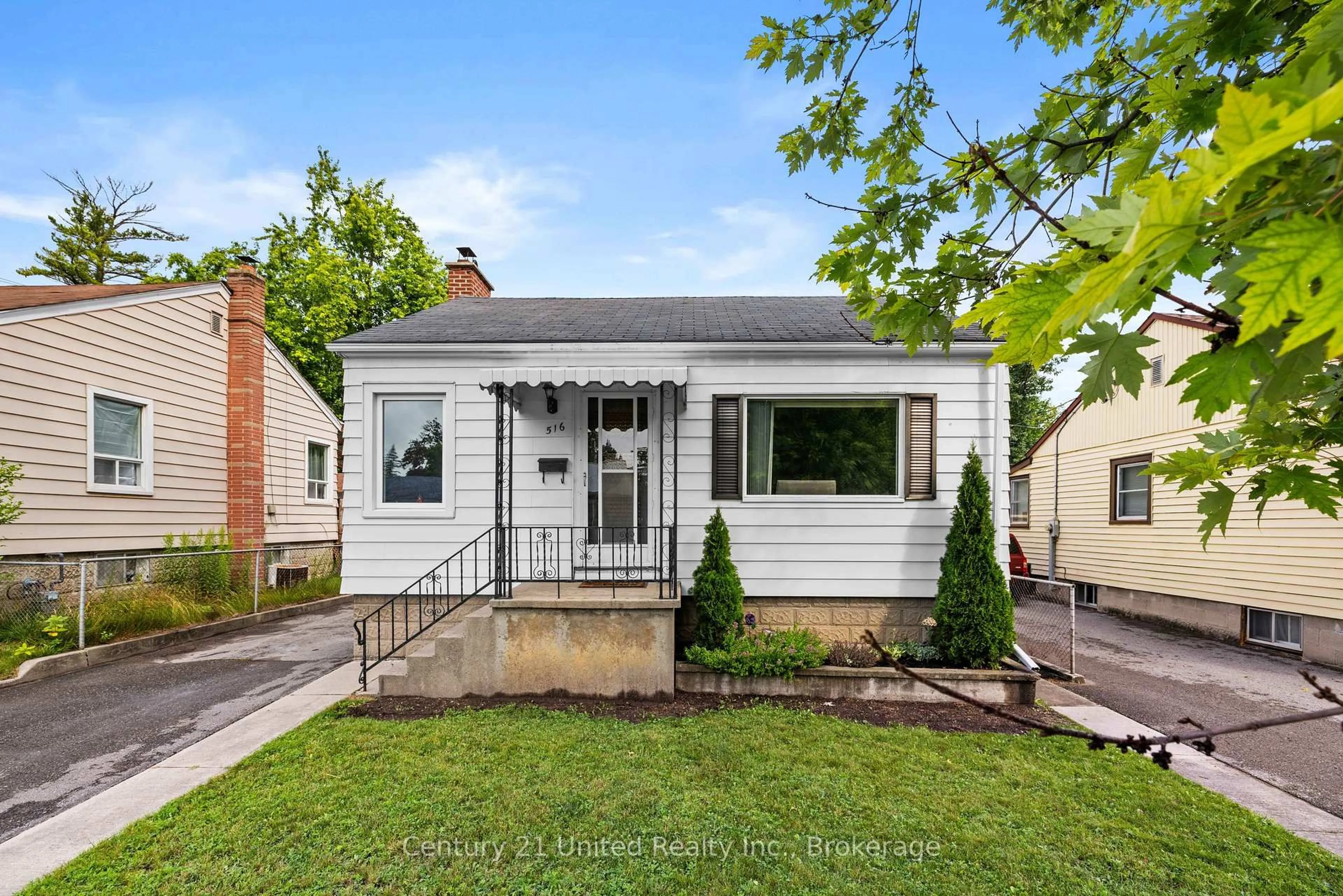 Home with vinyl exterior material, street for 516 Glengarry Ave, Peterborough Ontario K9H 4Y4
