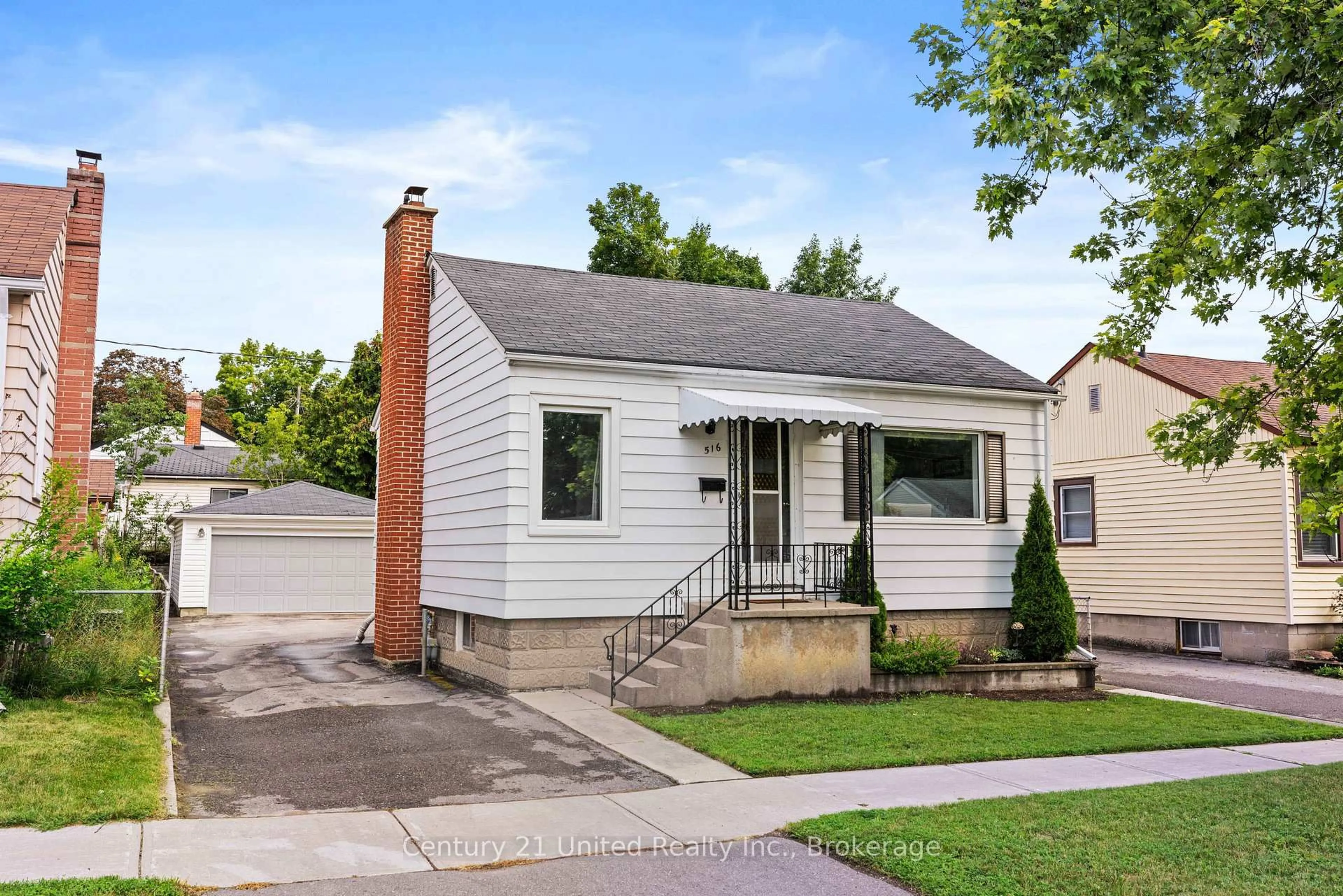Home with vinyl exterior material, street for 516 Glengarry Ave, Peterborough Ontario K9H 4Y4