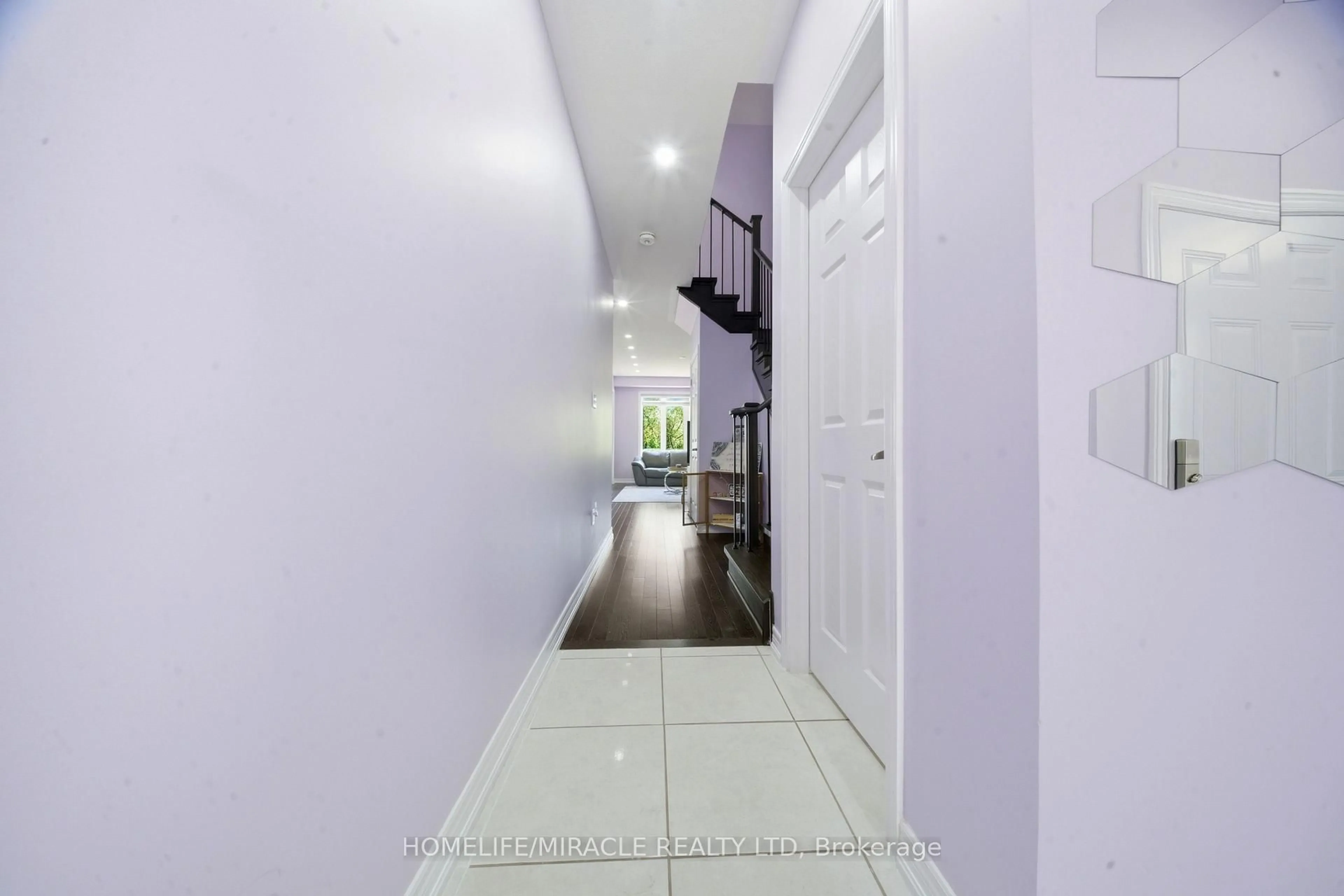 Indoor foyer for 166 DEERPATH Dr #32, Guelph Ontario N1K 0E2