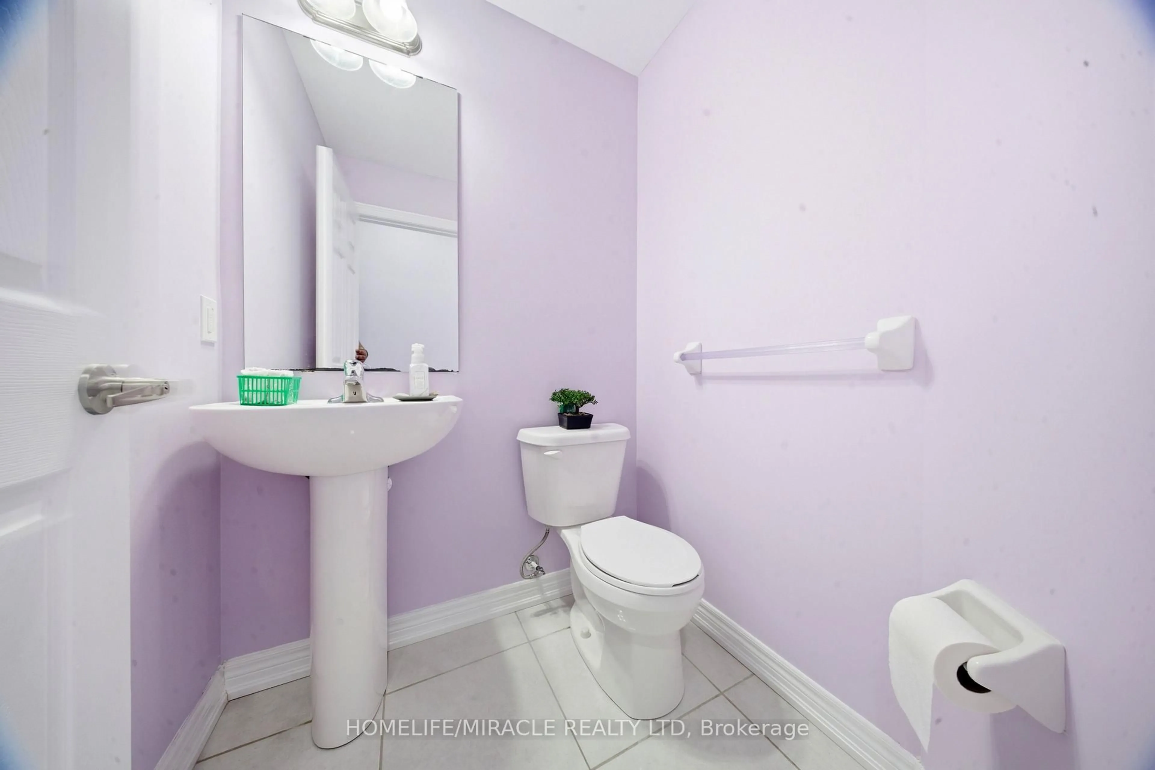 Standard bathroom, ceramic/tile floor for 166 DEERPATH Dr #32, Guelph Ontario N1K 0E2