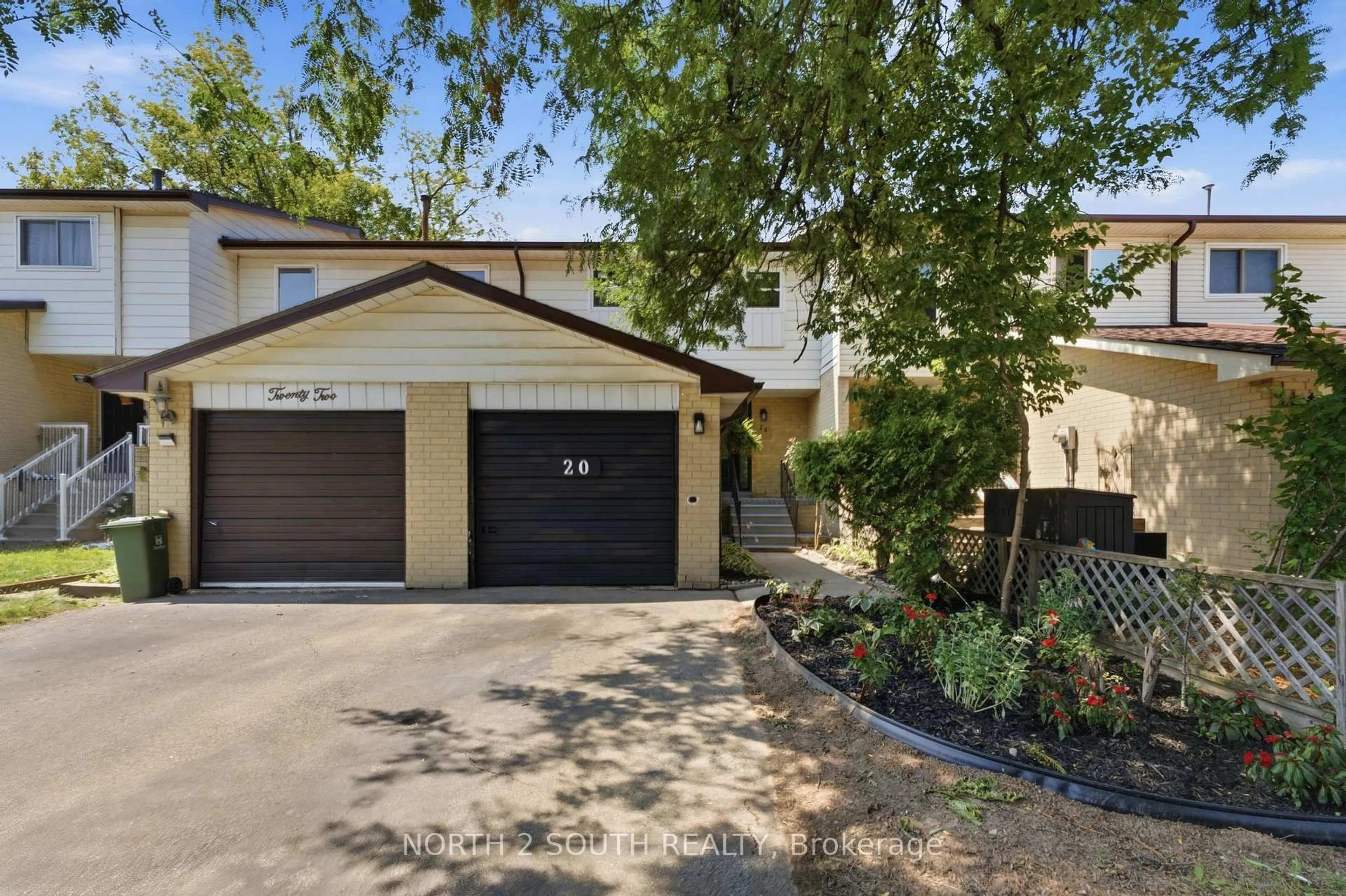 A pic from outside/outdoor area/front of a property/back of a property/a pic from drone, street for 20 Gledhill Cres, Hamilton Ontario L9C 6H4