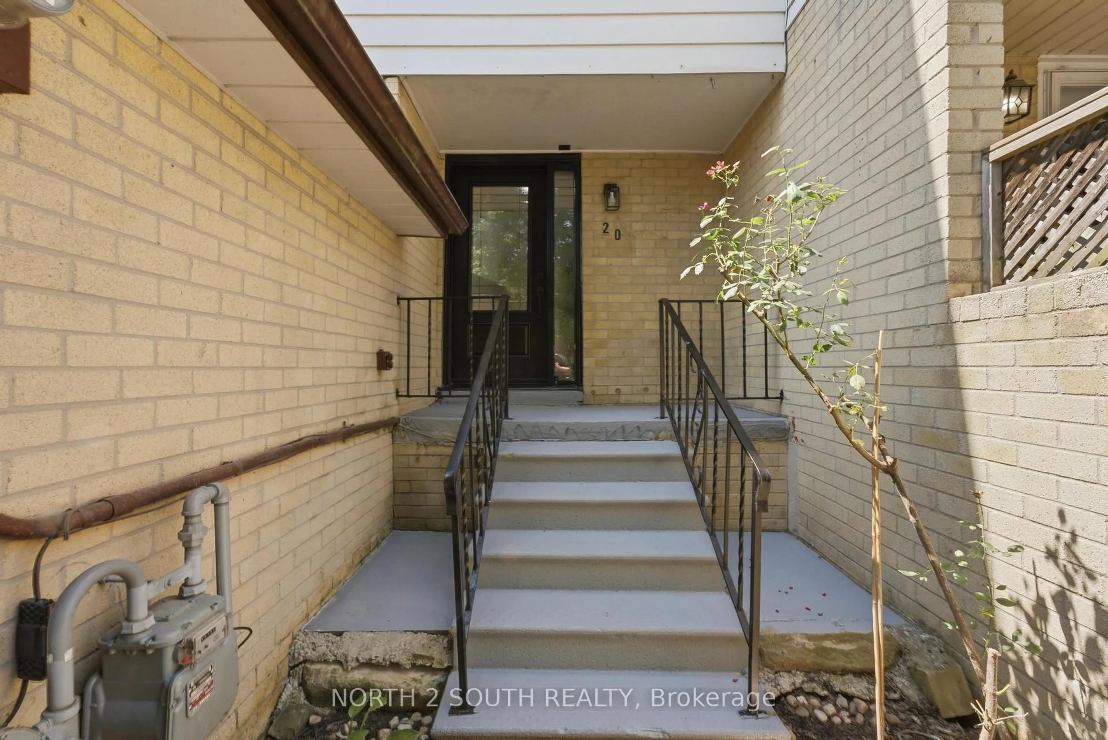 Indoor entryway for 20 Gledhill Cres, Hamilton Ontario L9C 6H4